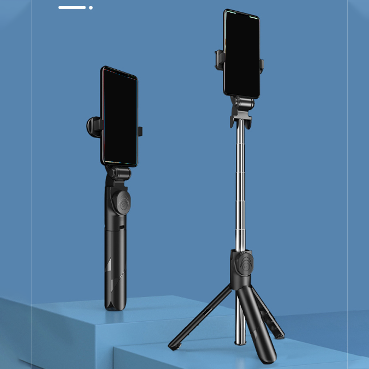 Selfie-Sticks auf blauem Untergrund. Einer ausgezogen, einer zusammengeklappt. Beide schwarz.