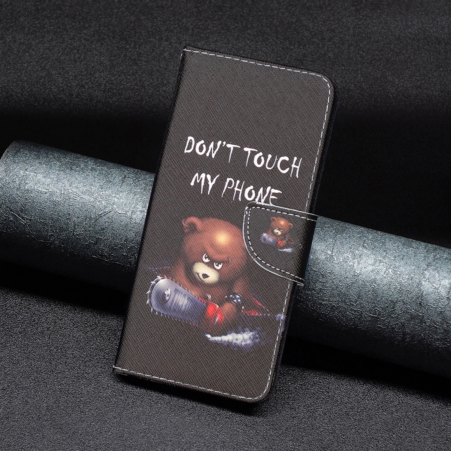 Eine Handyhülle mit einem Bären mit Kettensäge und Text: 'DON'T TOUCH MY PHONE'.