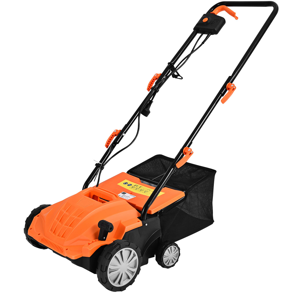 Ein orange-schwarzer Rasenlüfter mit Griff und Rädern. Er steht vor weißem Hintergrund.