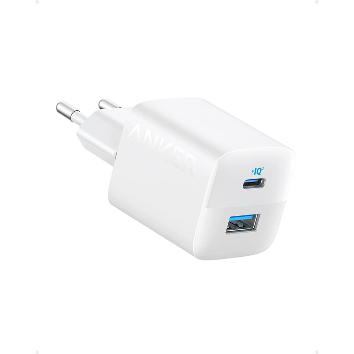 Weißes Anker-Ladegerät mit zwei Anschlüssen: USB und USB-C. Weißer Hintergrund.