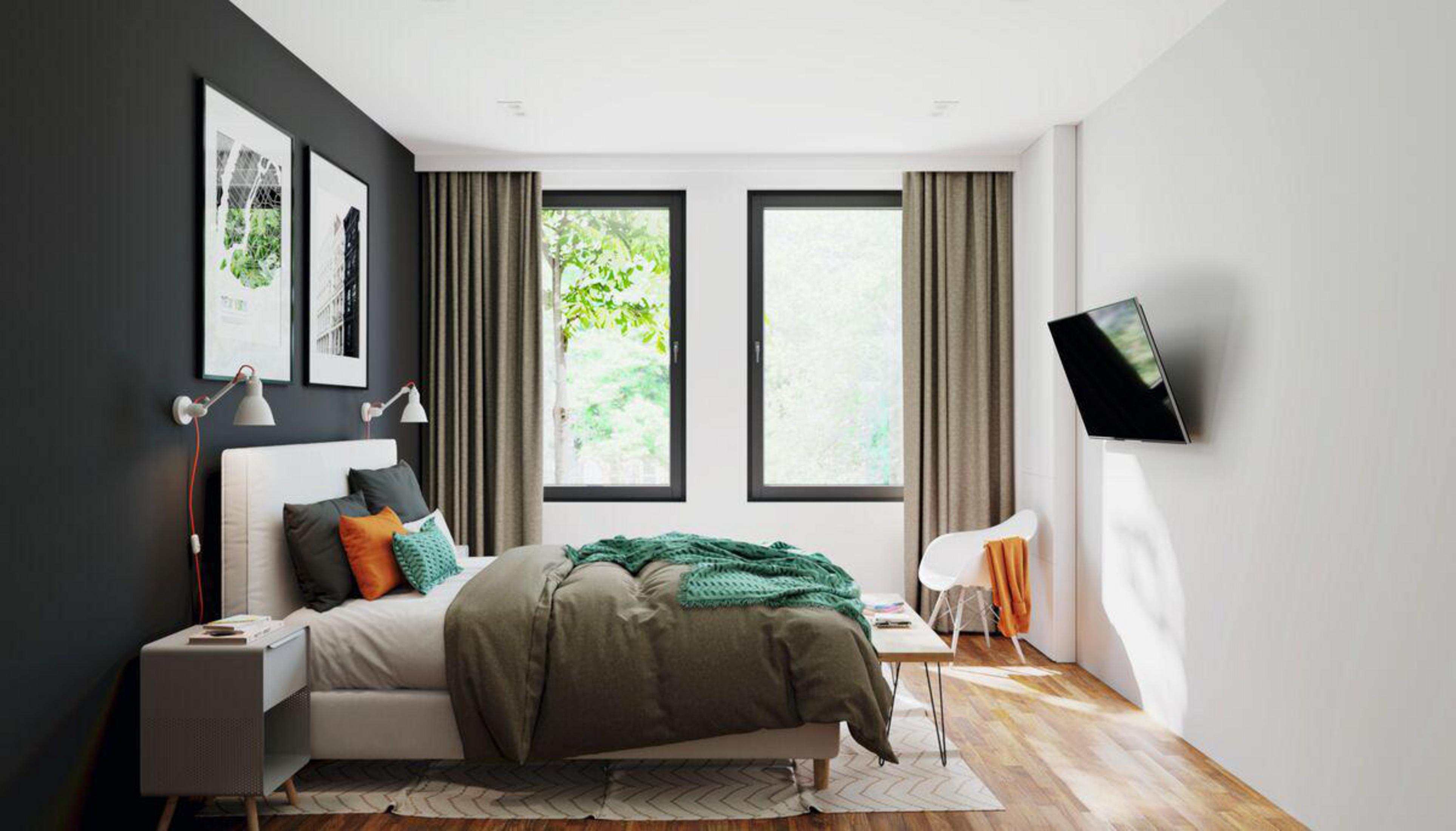 Sypialnia z ciemną ścianą, łóżkiem, dwoma oknami i telewizorem na ścianie.