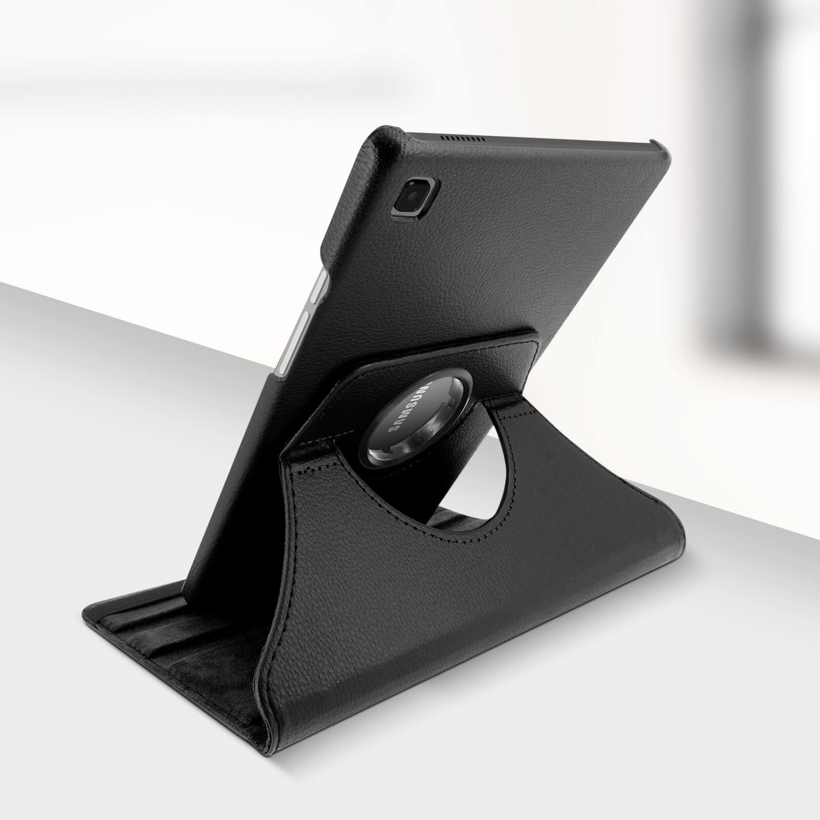 Tablet nero in una custodia in pelle nera, appoggiato. Un logo Samsung è visibile sul supporto.
