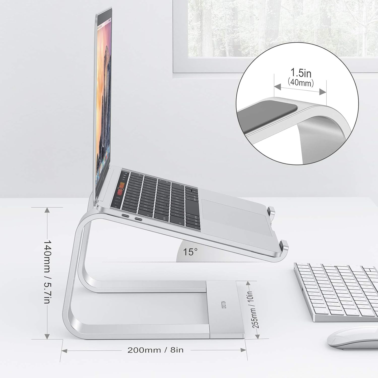 Ein Laptop-Computer auf einem silbernen Ständer. Abmessungen und Maße sind im Bild dargestellt.
