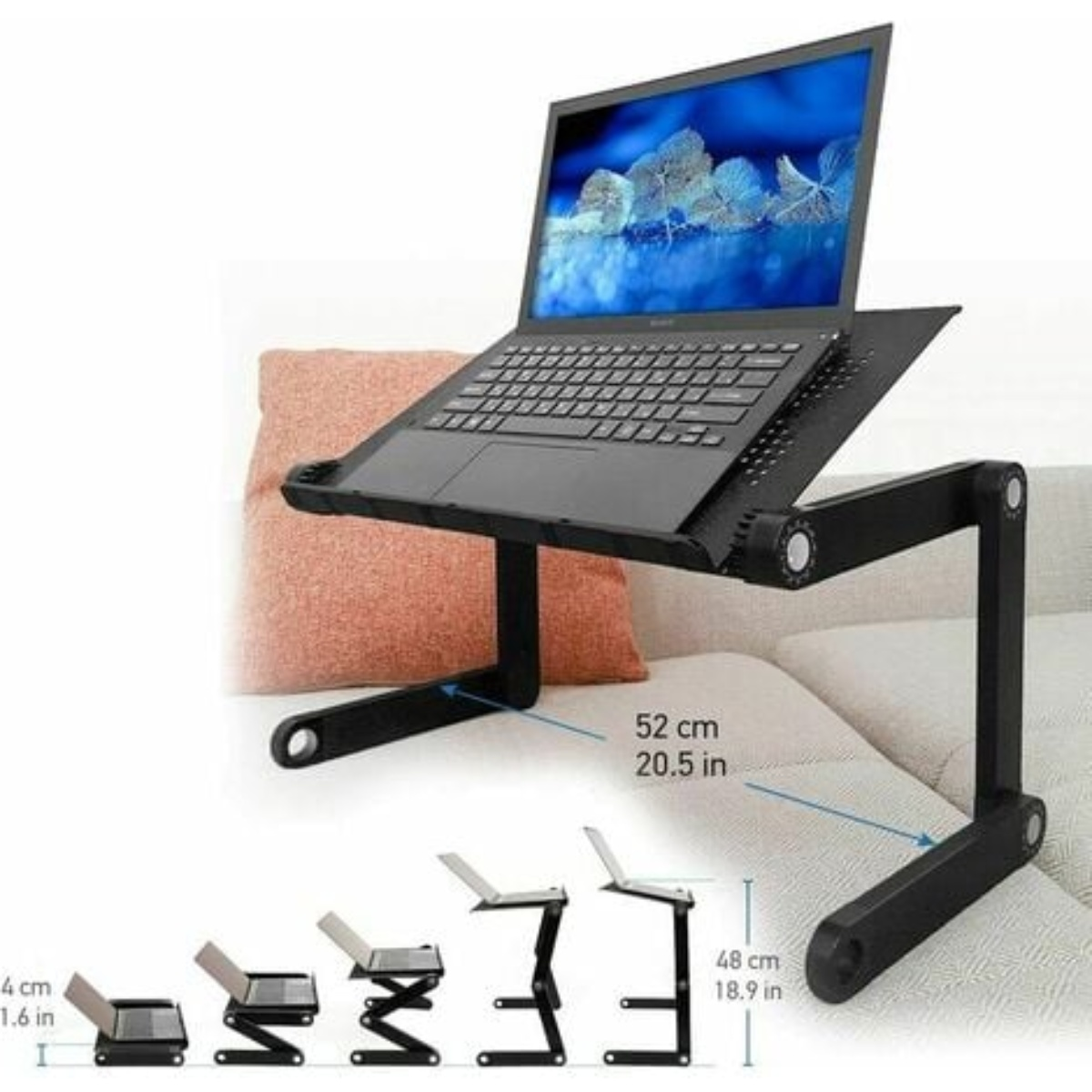 Schwarzer Laptopständer mit Abmessungen und gefalteten Positionen über einer weißen Couch.