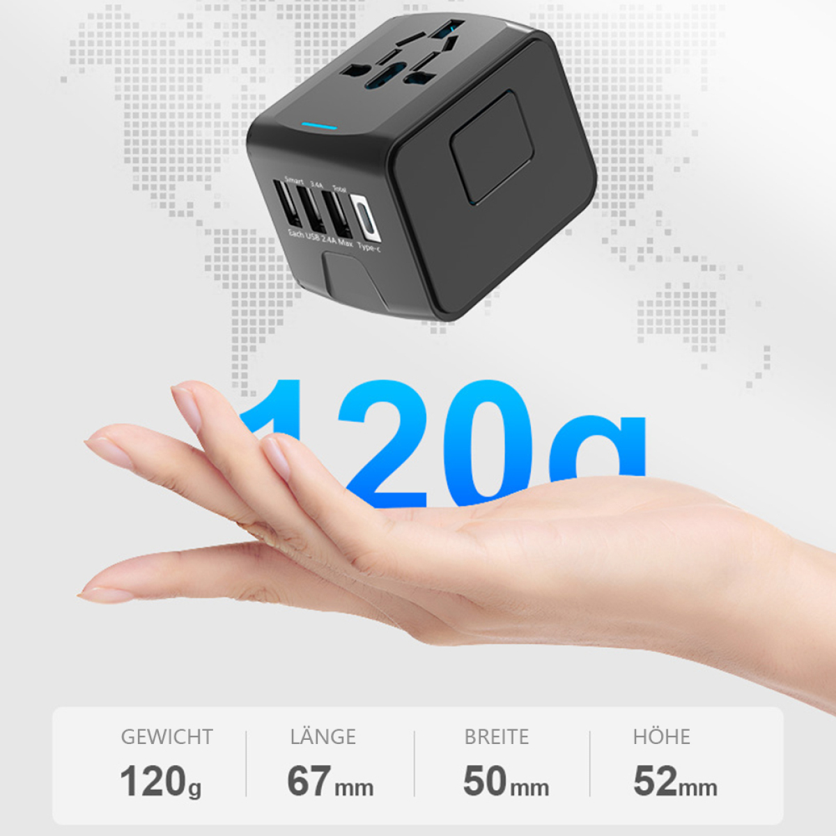Schwarzer Reiseadapter mit mehreren Anschlüssen. Eine Hand stützt ihn. Der Adapter hat ein blaues Licht.