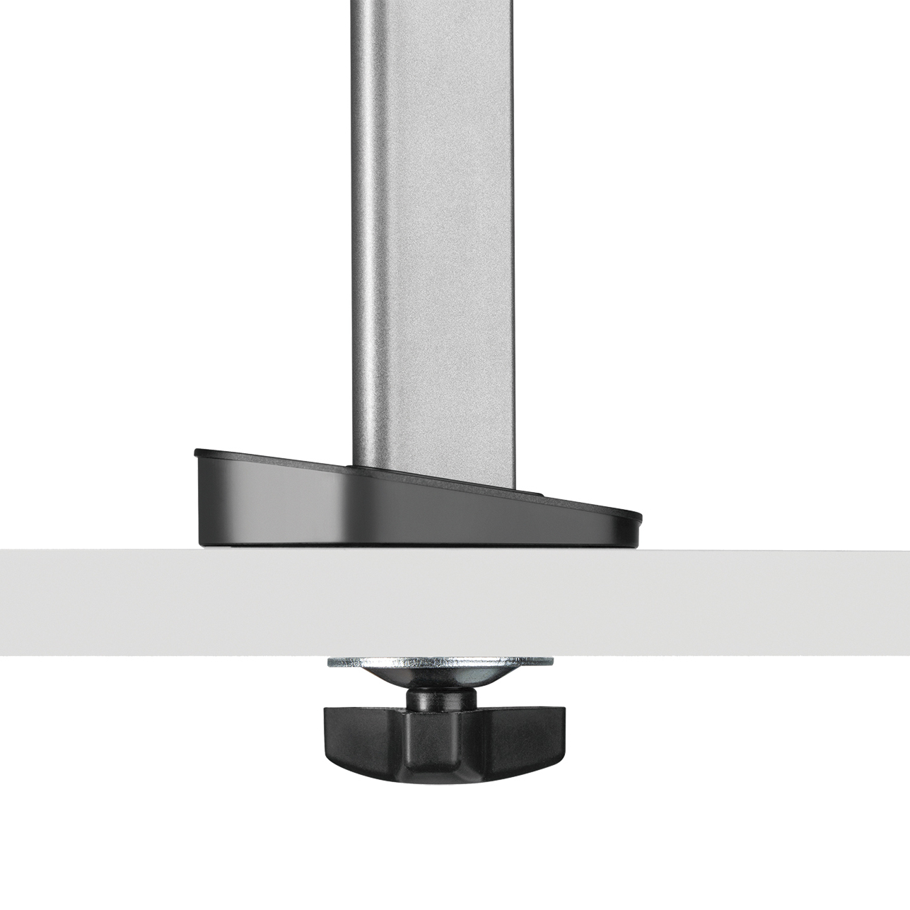 Eine Metallstange mit schwarzem Sockel und schwarzem Knopf. Die Stange ist auf einer hellen Oberfläche montiert.