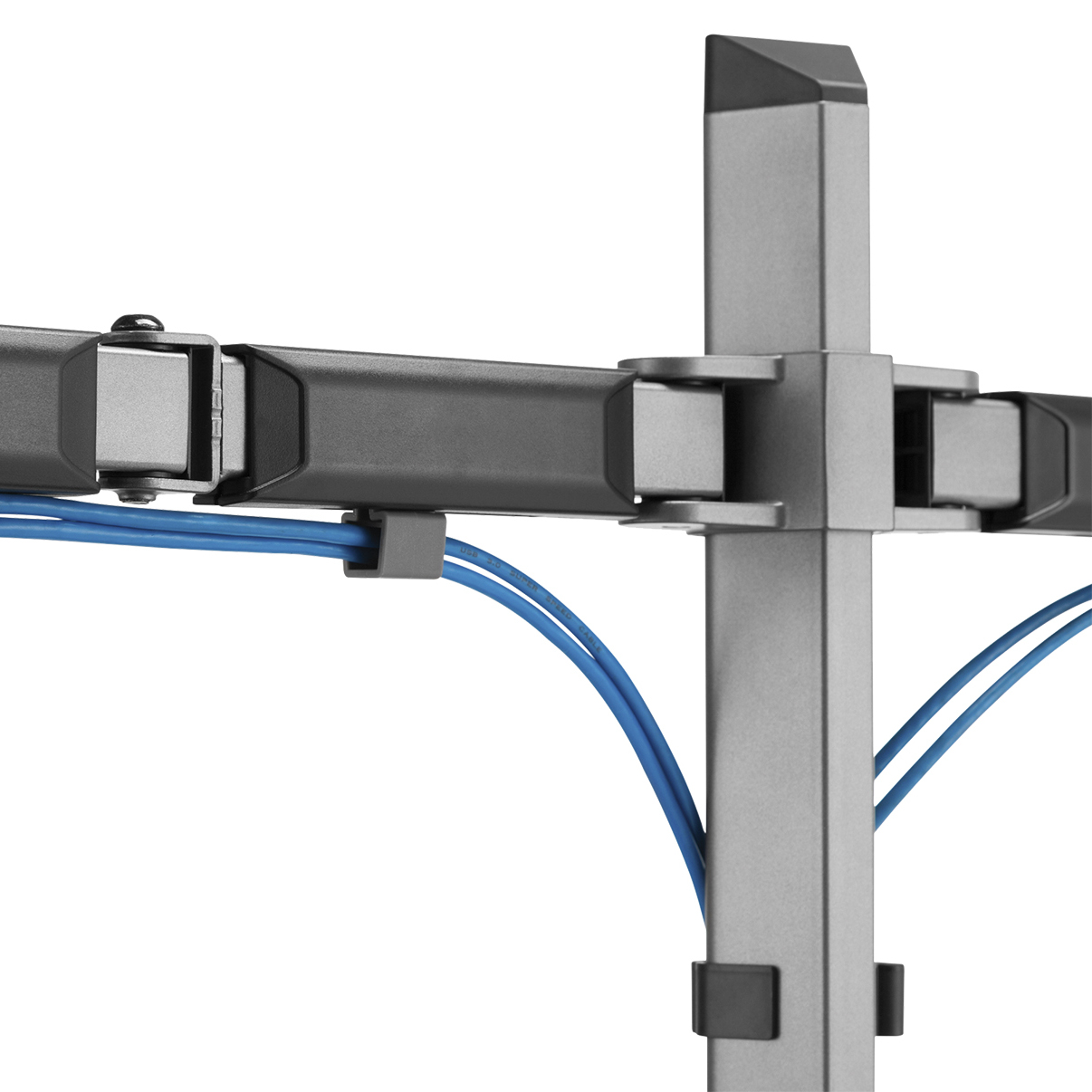Ein Monitorarm mit blauen Kabeln. Der Arm ist grau, hält Kabel auf weißem Hintergrund.