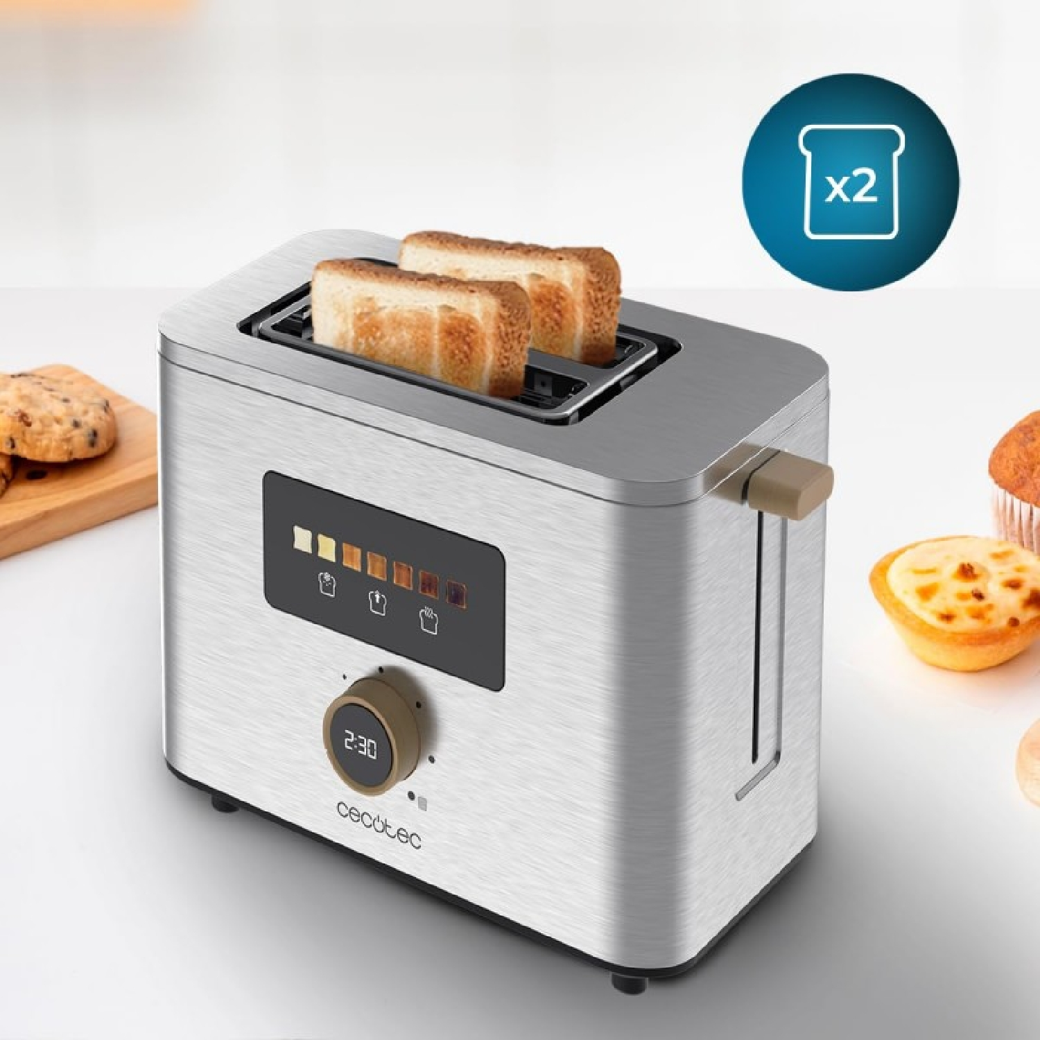 Un tostapane argentato con due fette di pane tostato, un display digitale e una manopola.