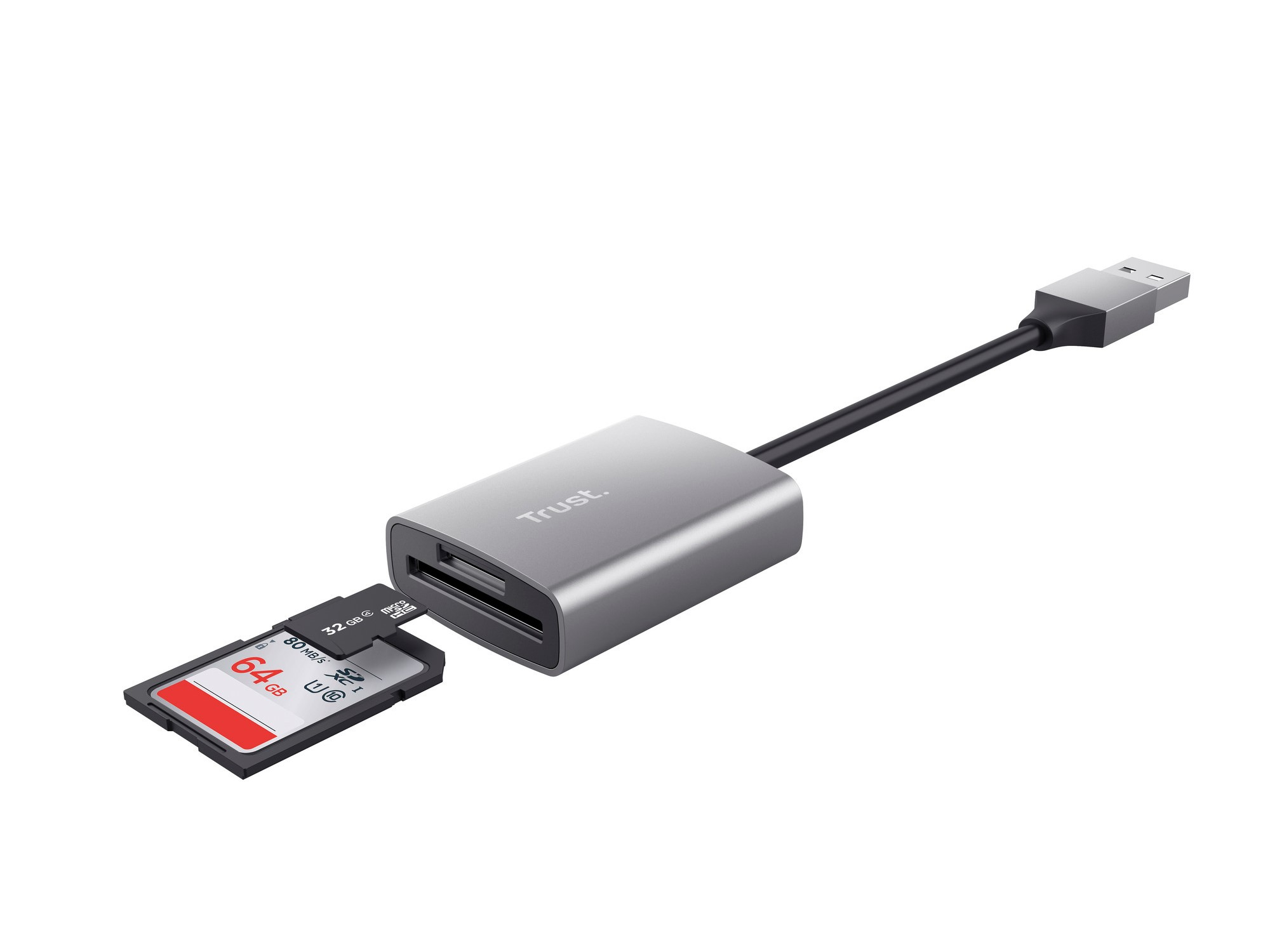 Srebrny czytnik kart z włożoną kartą SD i kablem USB na białym tle.