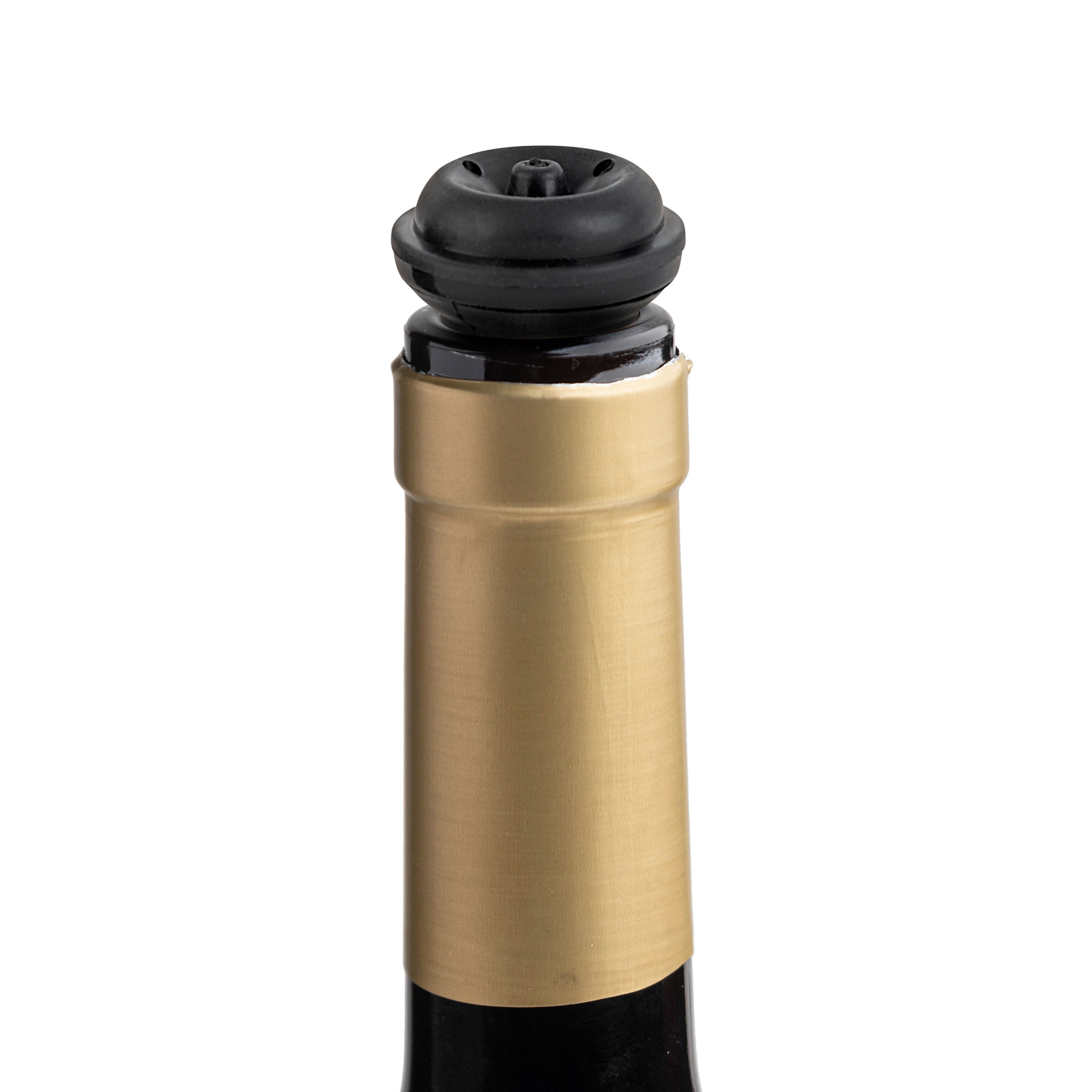 Botella de vino con tapa negra y dorada, primer plano sobre fondo blanco.