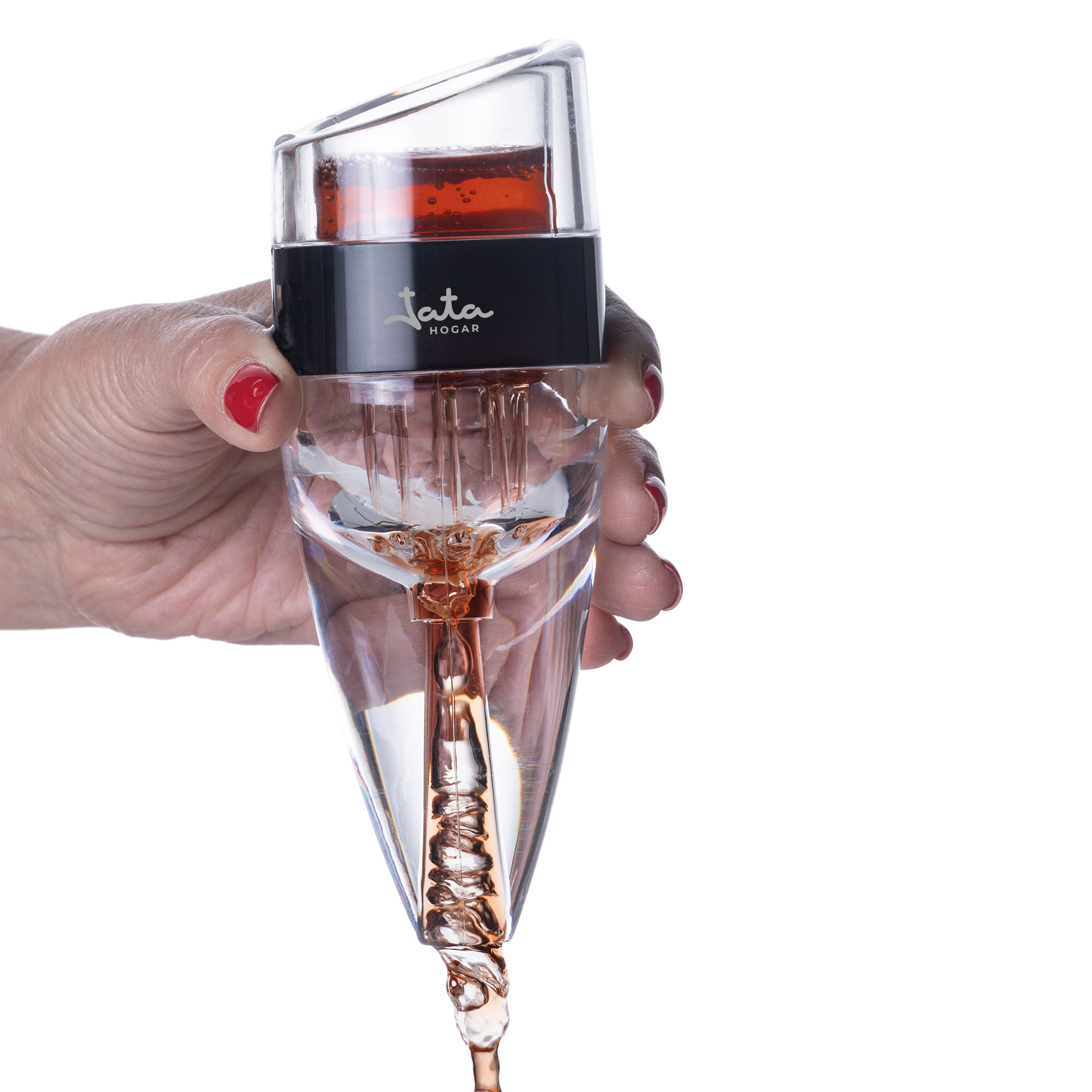 Una mujer sostiene un aireador de vino, transparente con detalles en negro y plata.