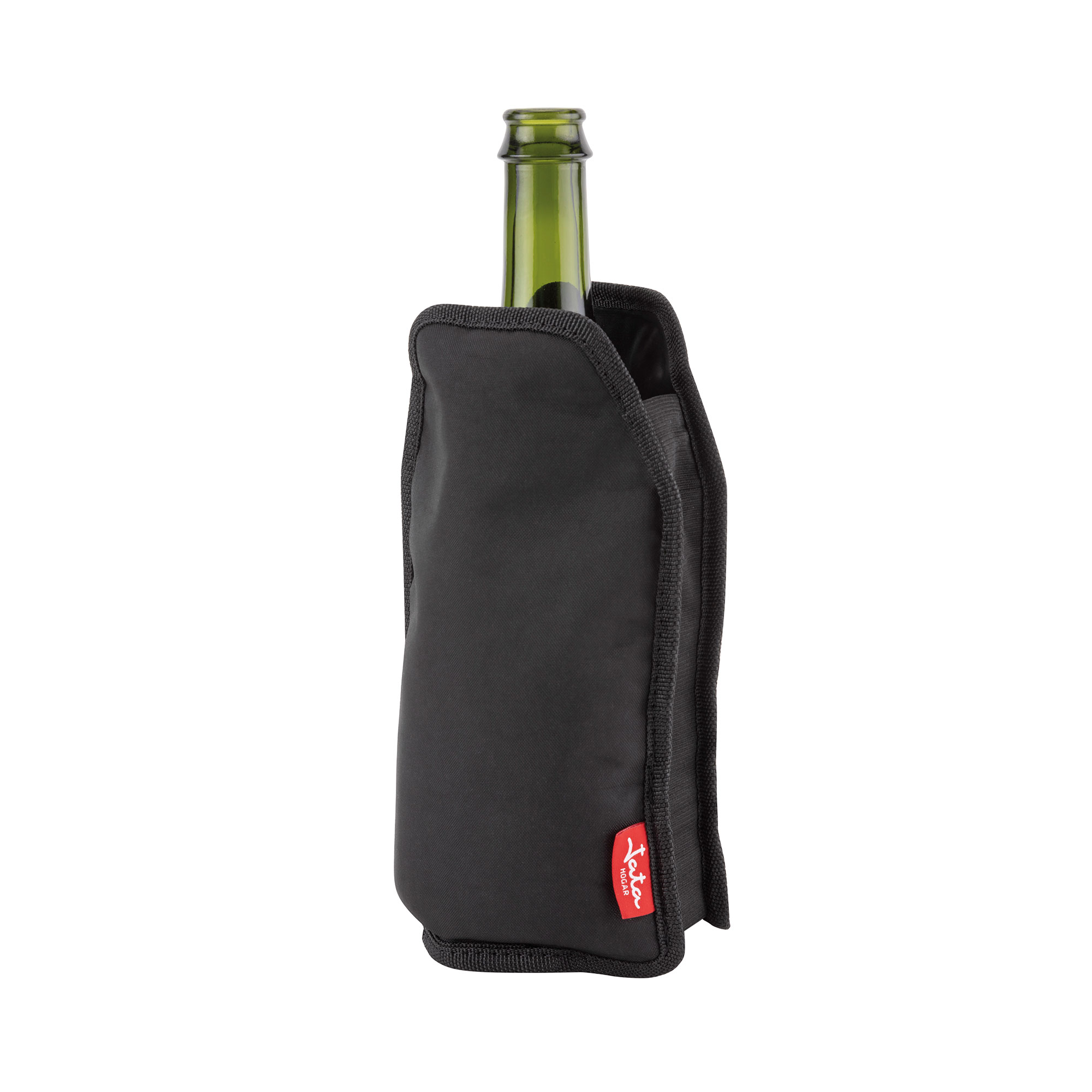 Bolsa aislante negra para botella de vino con una botella verde dentro. Etiqueta roja. Fondo blanco.