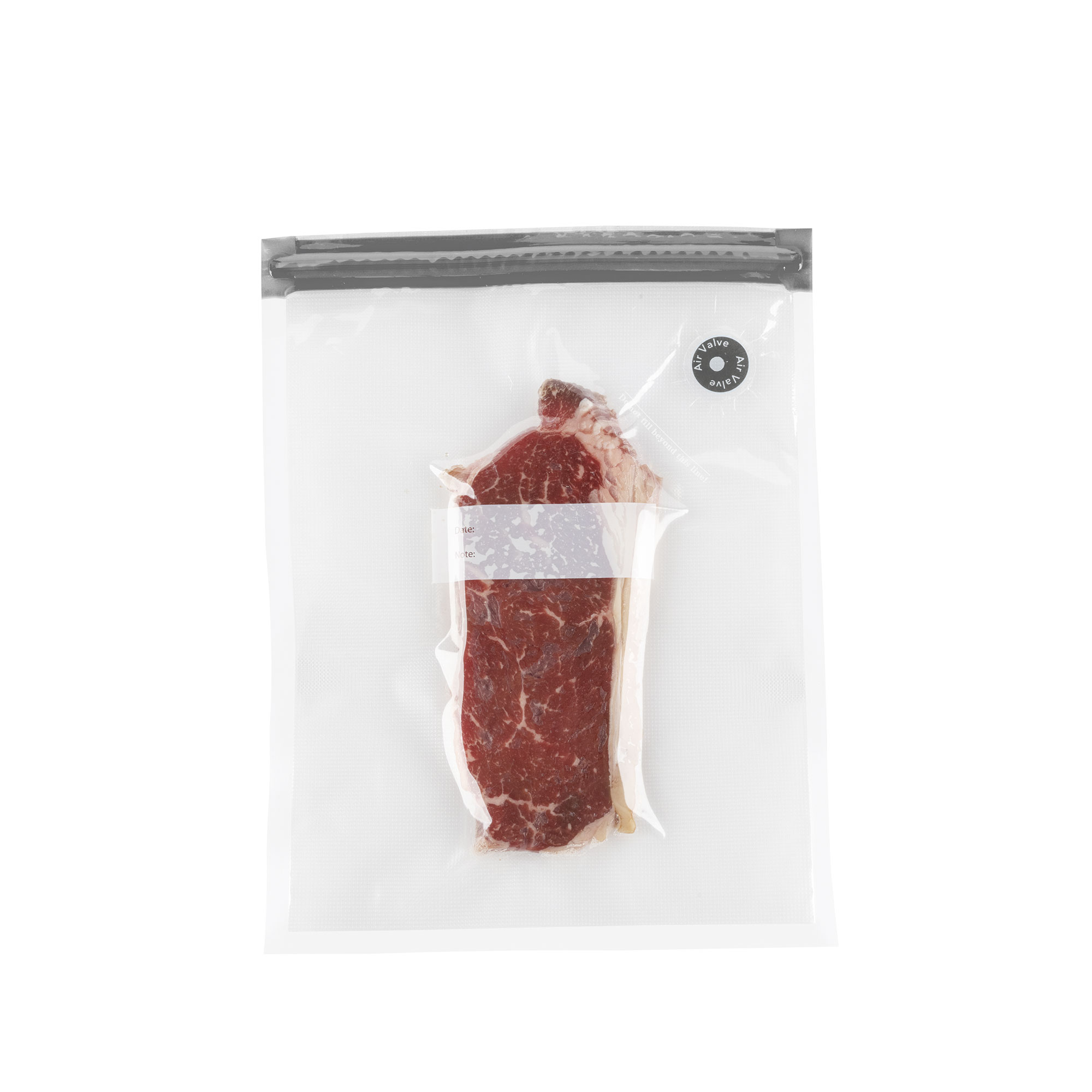 Un paquete sellado al vacío que contiene un filete de carne cruda, aislado sobre un fondo blanco.