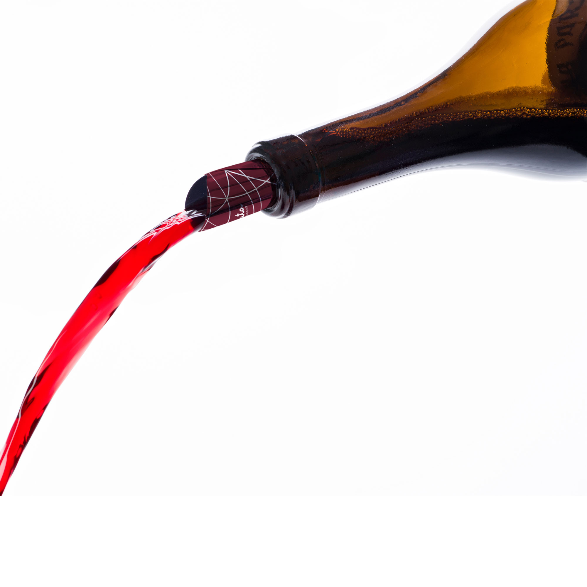 Vino vertiéndose de una botella, con vino tinto fluyendo hacia abajo.