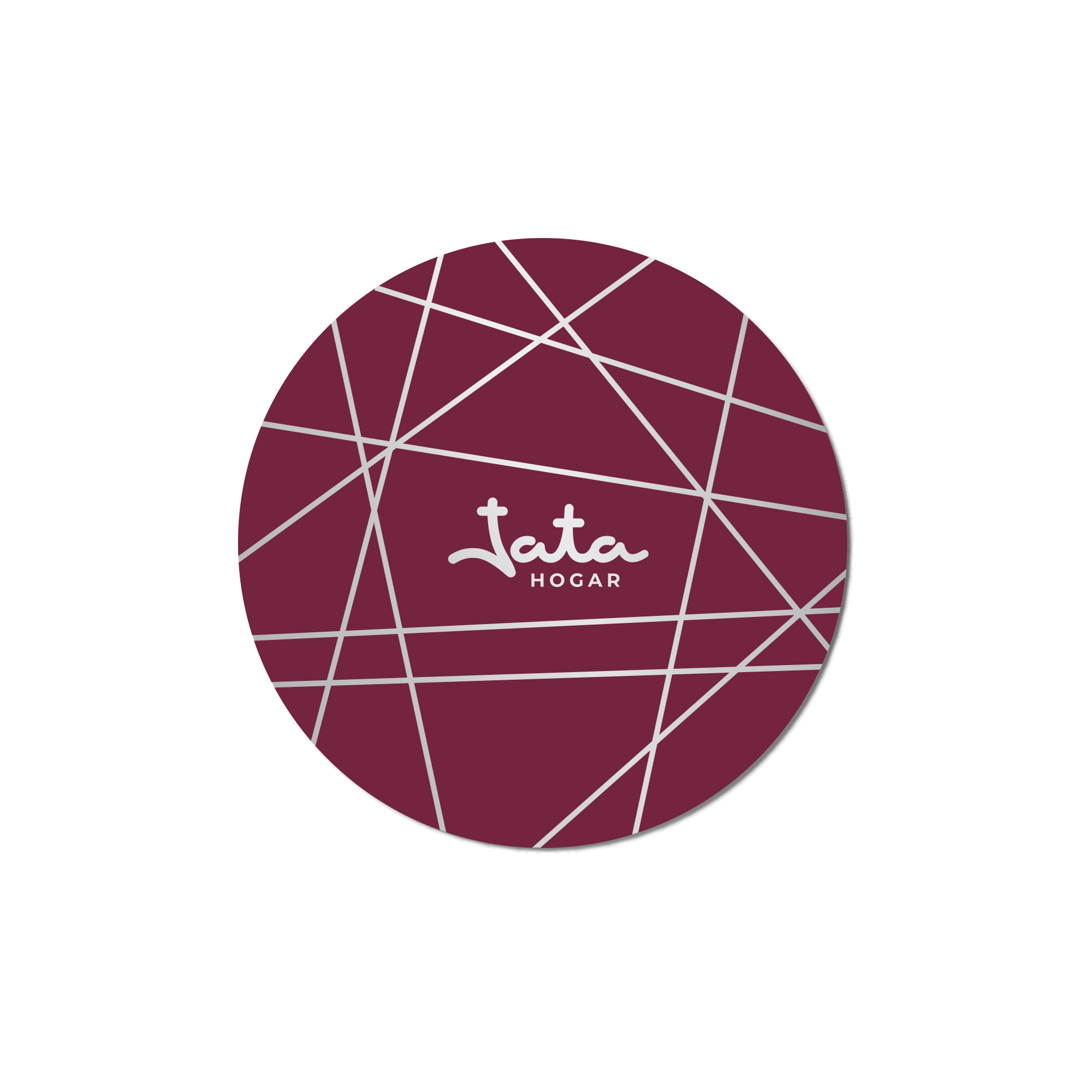 Un posavasos burdeos con un diseño geométrico plateado y la palabra 'Jata Hogar'.