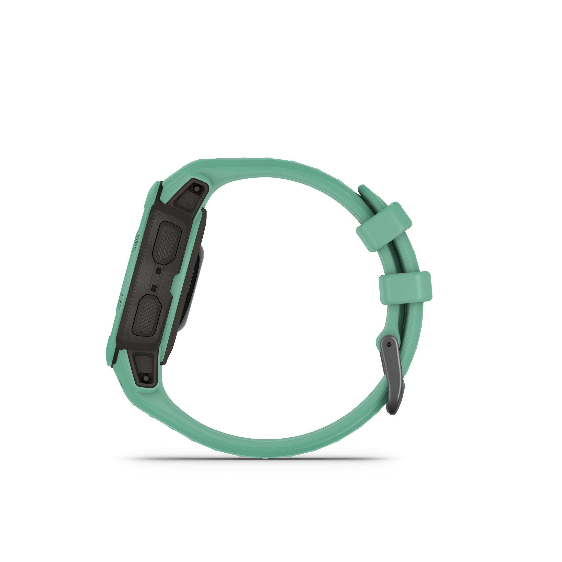 Eine grüne Smartwatch mit schwarzem Bildschirm und grünem Armband, von der Seite betrachtet.