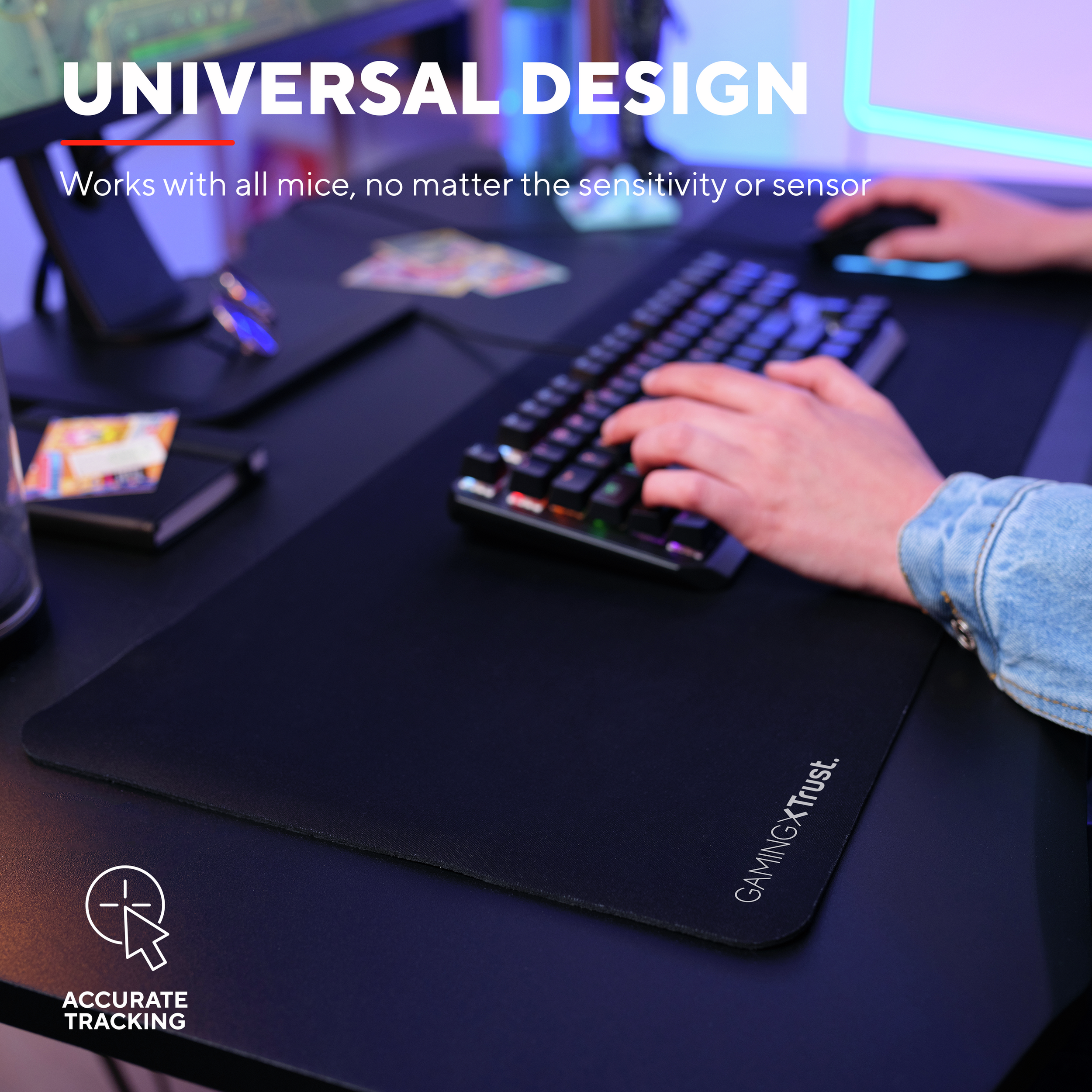 Tapis de souris avec texte 'Gaming X Trust', un clavier et une souris sur un bureau noir, une personne utilisant la souris.
