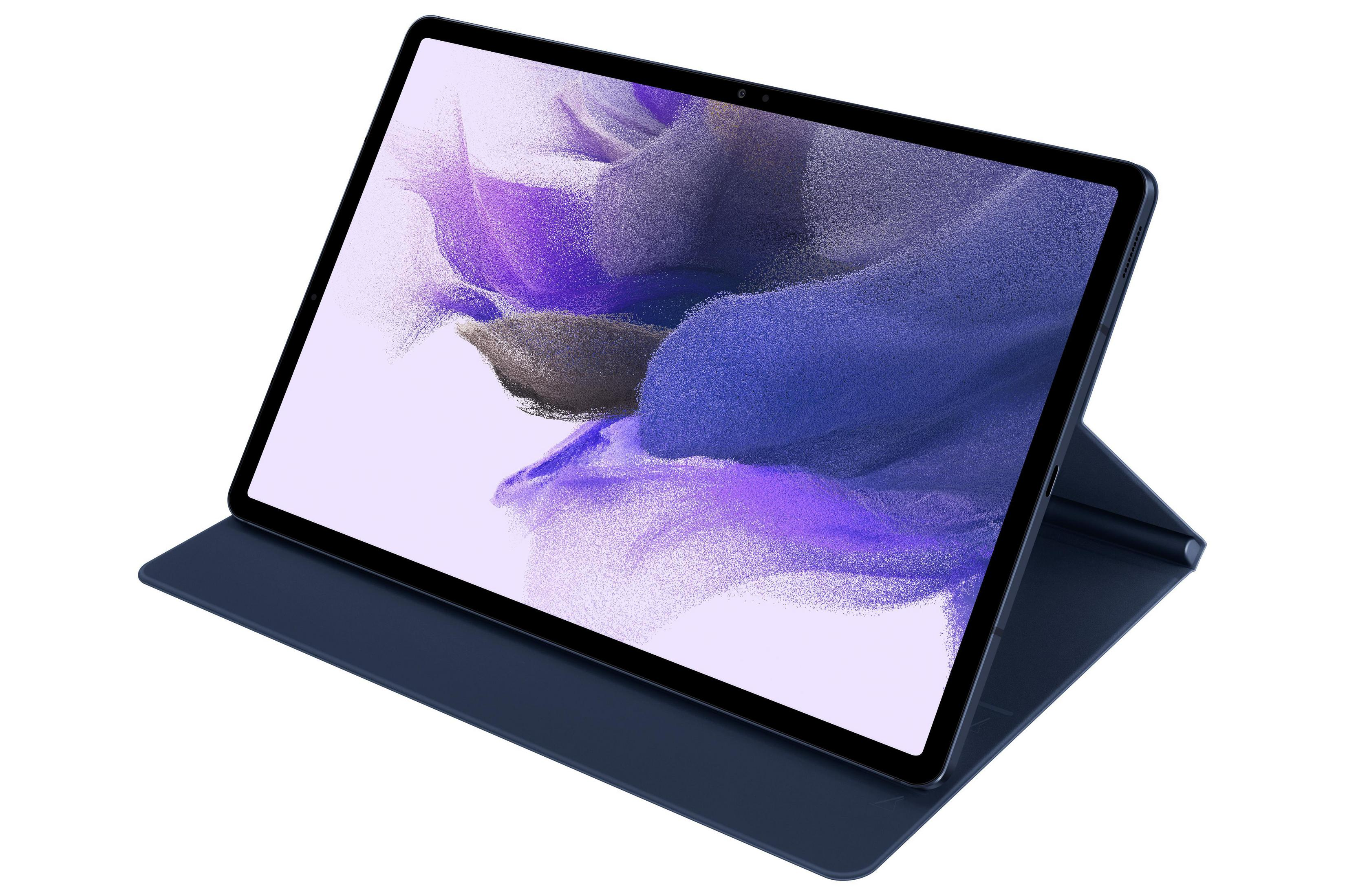 Un tablet blu scuro con una cover per tastiera. Il tablet è angolato. Lo sfondo è bianco.