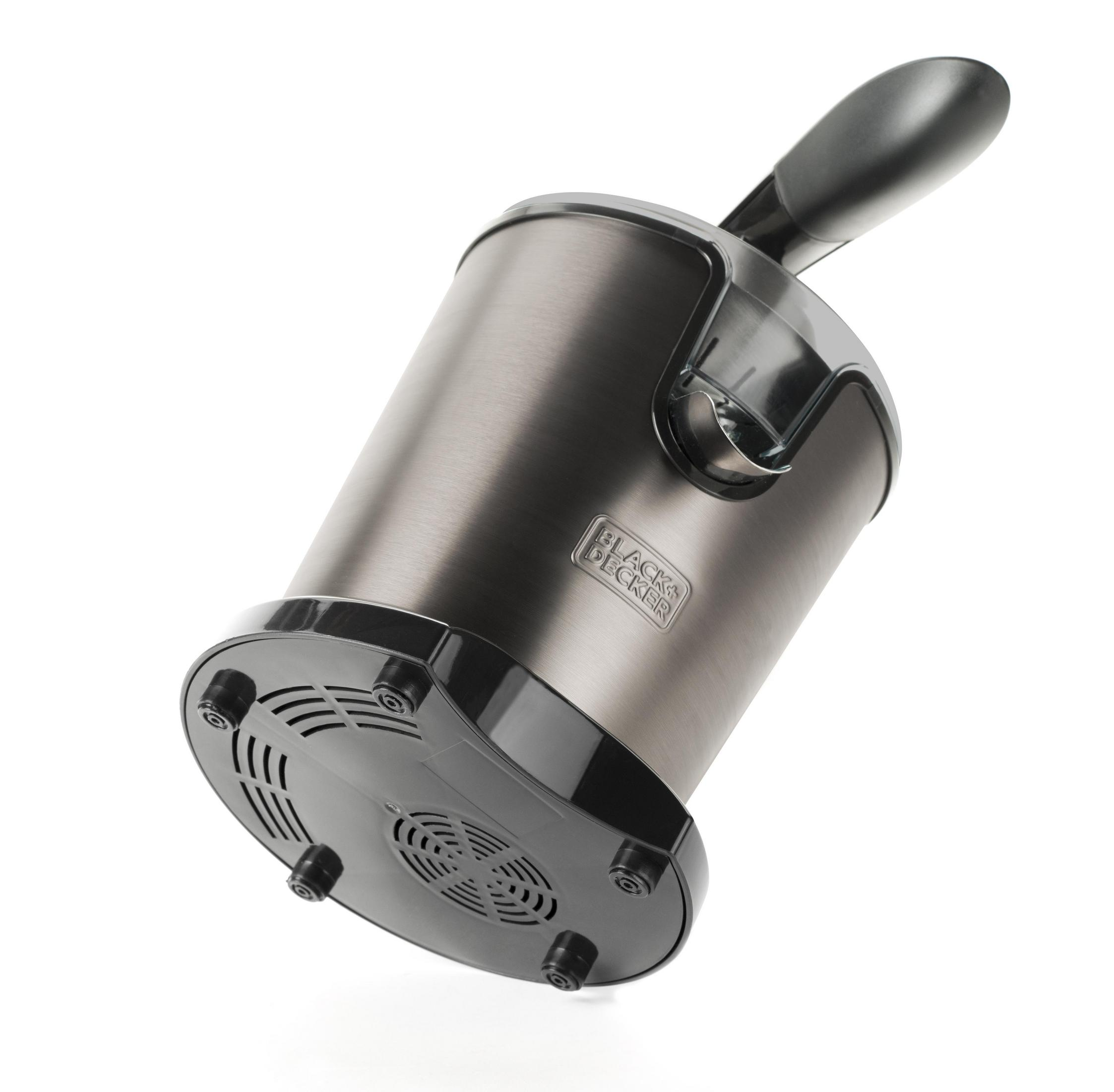 Otwieracz do konserw w kolorze srebrnym, widok od dołu. Widoczne logo BLACK+DECKER. Białe tło, izolowany obiekt.