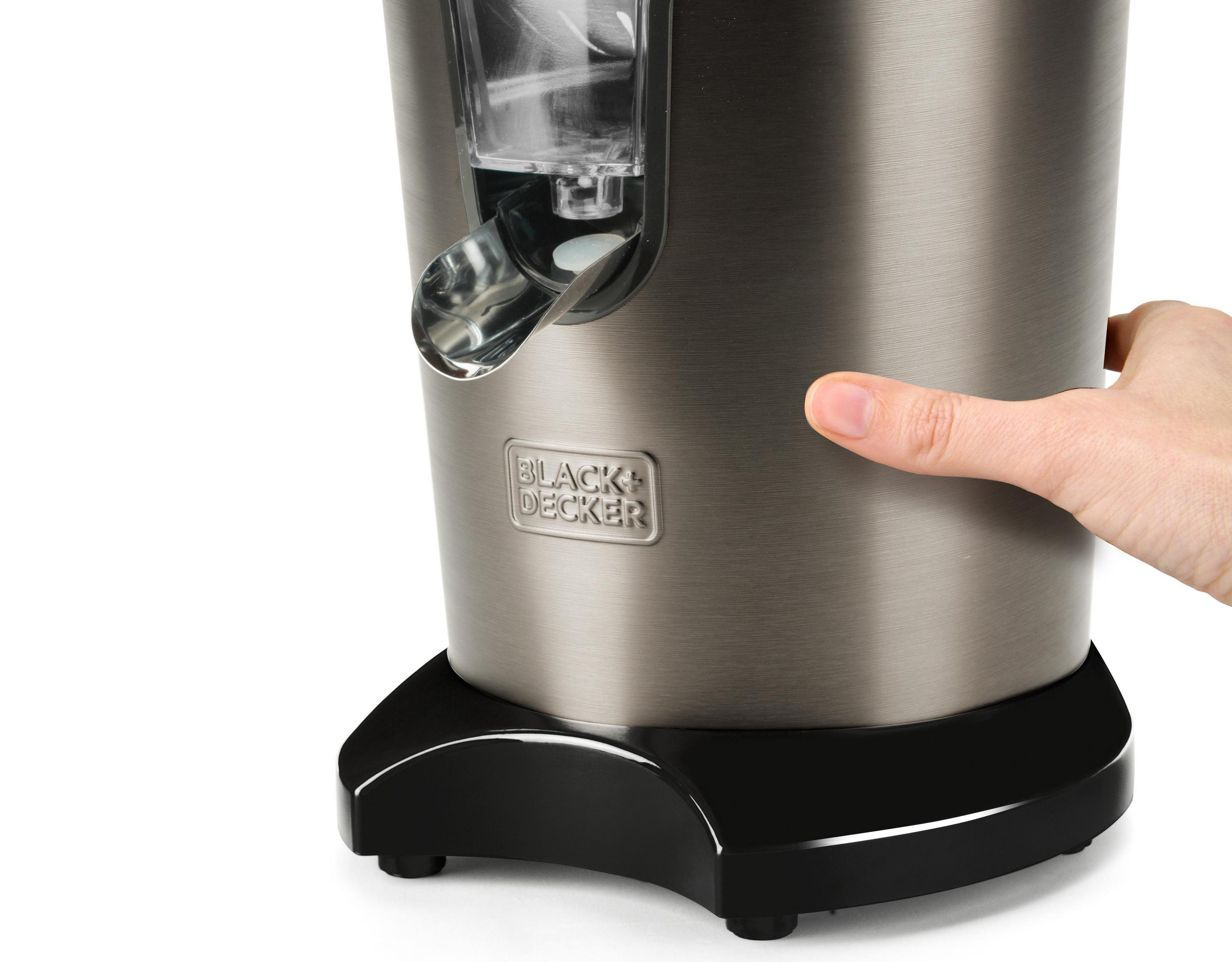 Srebrna wyciskarka z ręką naciskającą bok, obok logo Black+Decker.