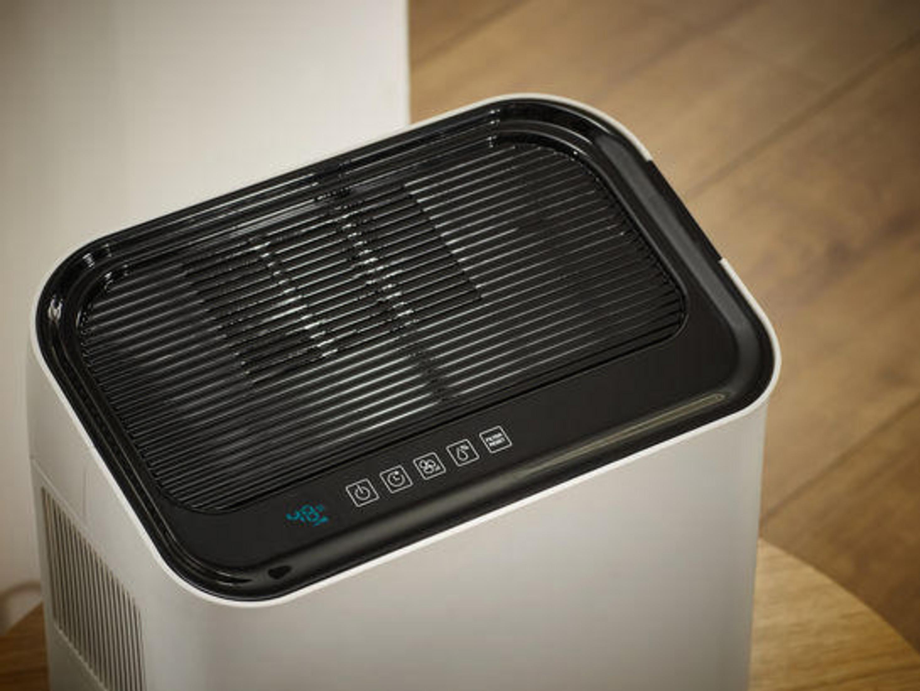 Weißer und schwarzer Luftreiniger mit Touchpanel oben und Lüftungsschlitzen.