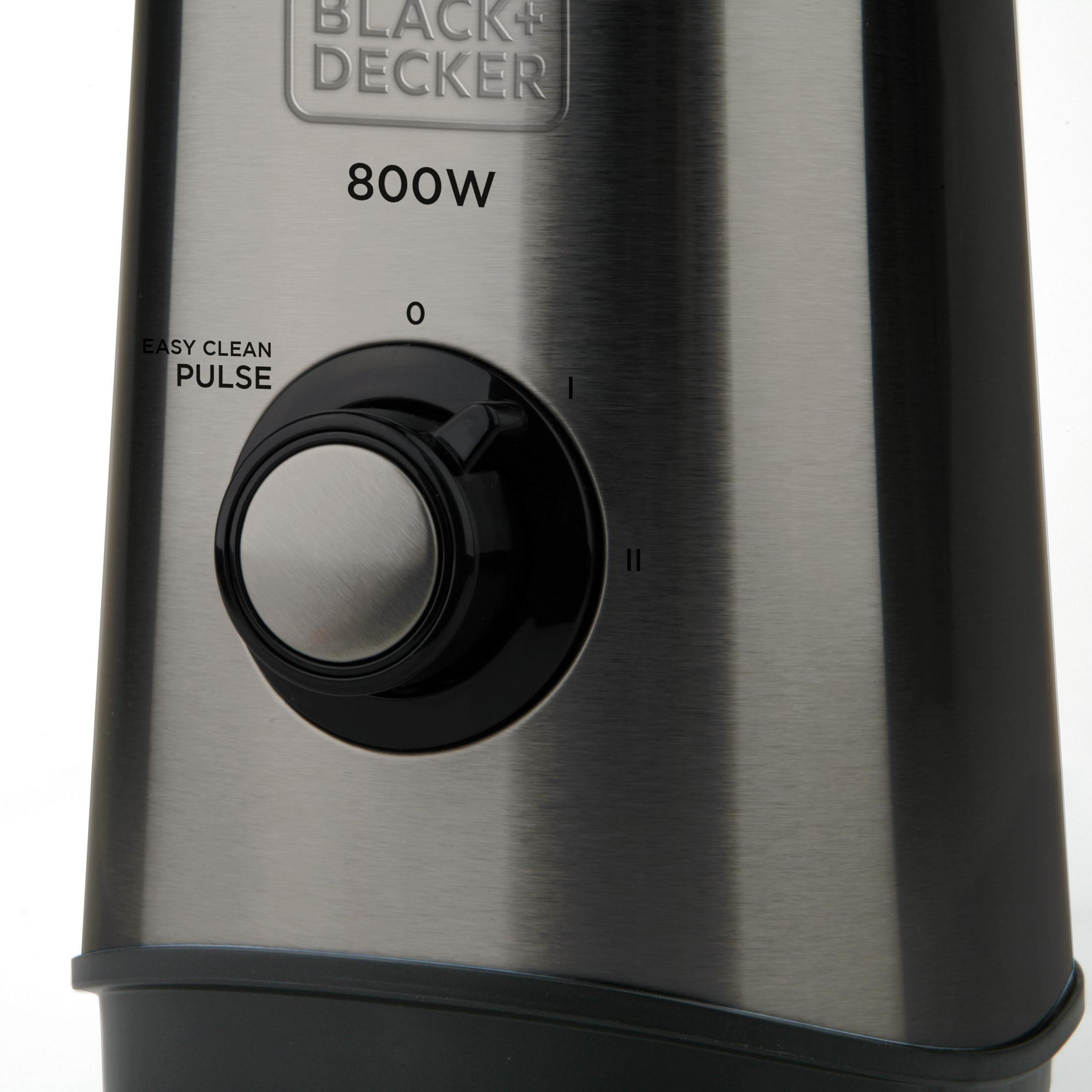 Blender z pokrętłem sterowania. Czarny i srebrny. Widoczne słowa 'EASY CLEAN PULSE'.