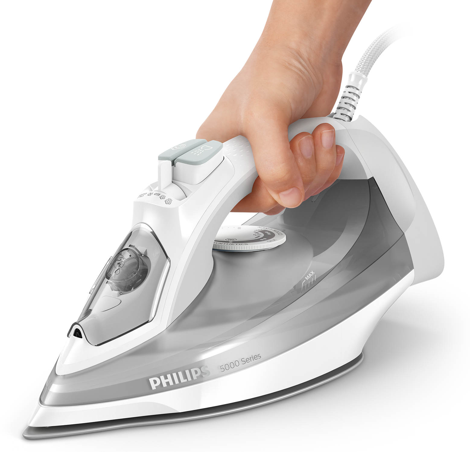 Ręka trzyma biało-szare żelazko. Żelazko jest na czarnym tle.