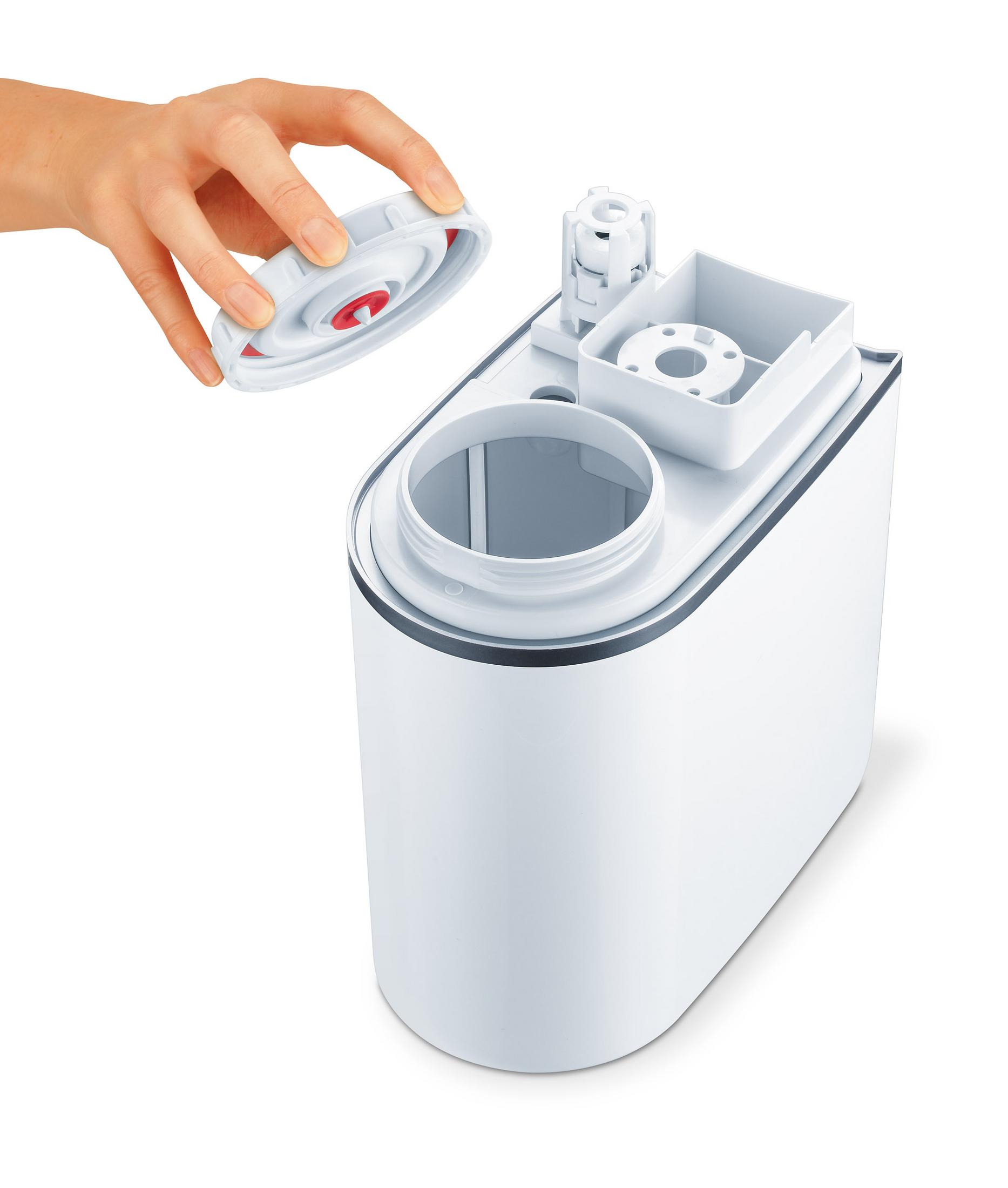 Una mano apre un contenitore bianco per filtro dell'acqua con un sigillo rosso sul coperchio. Sfondo bianco.