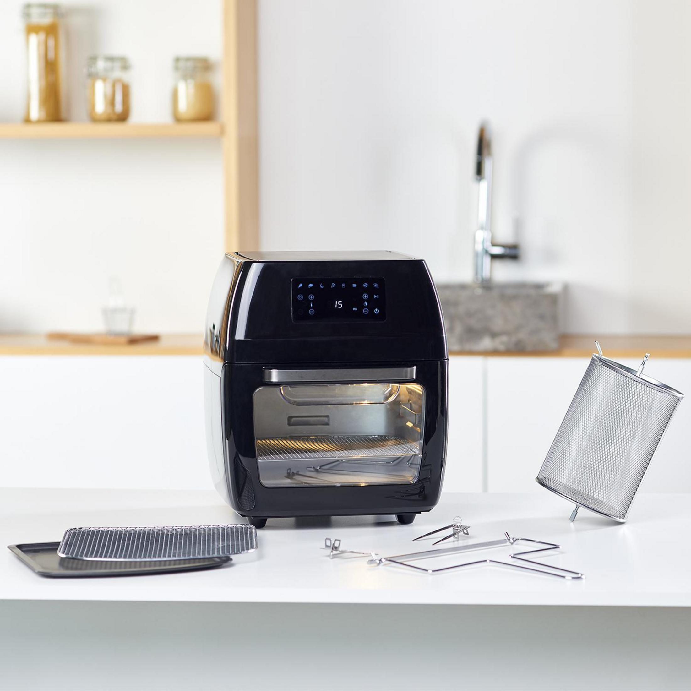 Czarna frytkownica powietrzna z akcesoriami. Kwadratowa kratka, czarna taca i metalowy ruszt.