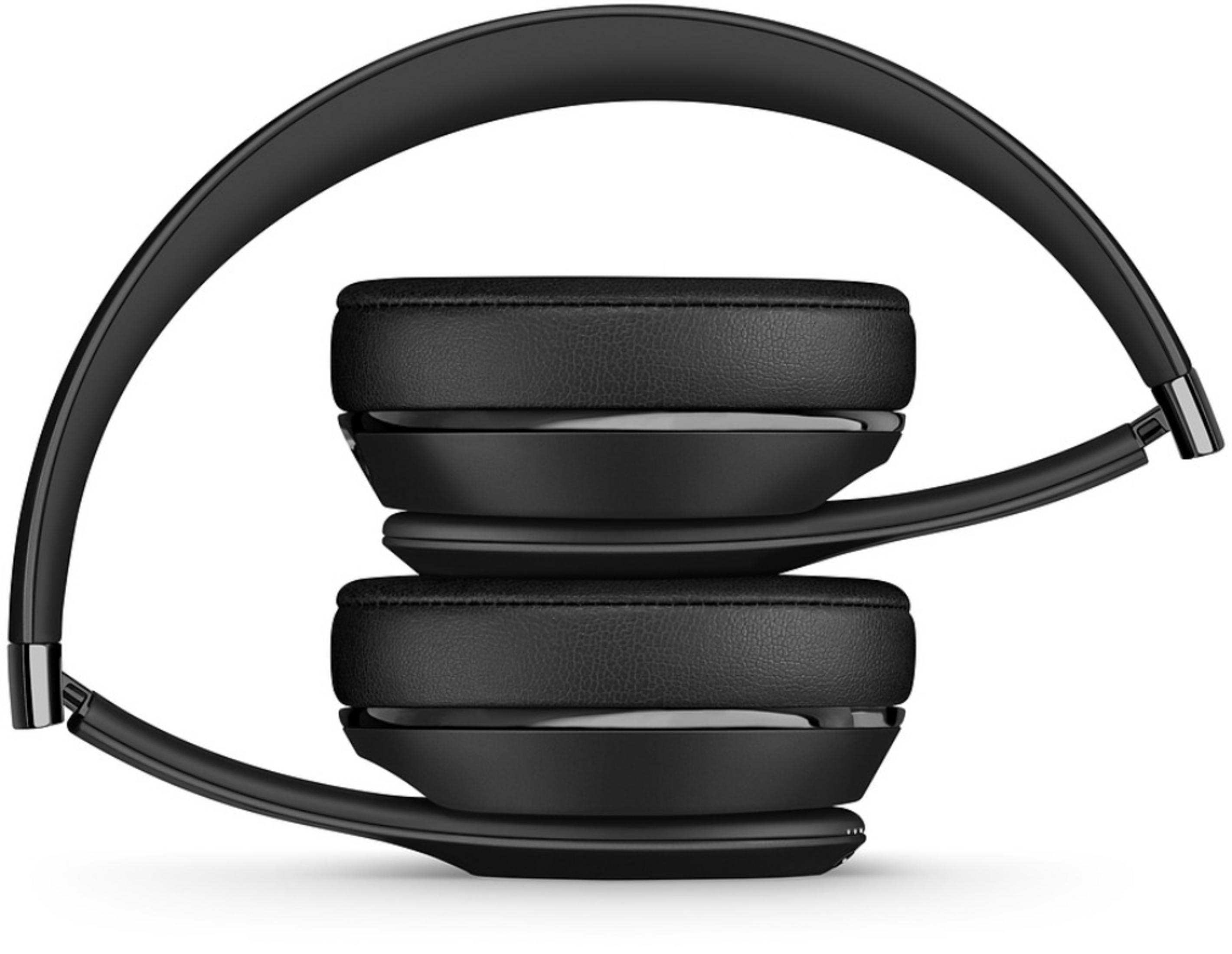 Auriculares negros, plegados. Auriculares apilados, diadema negra arqueada.