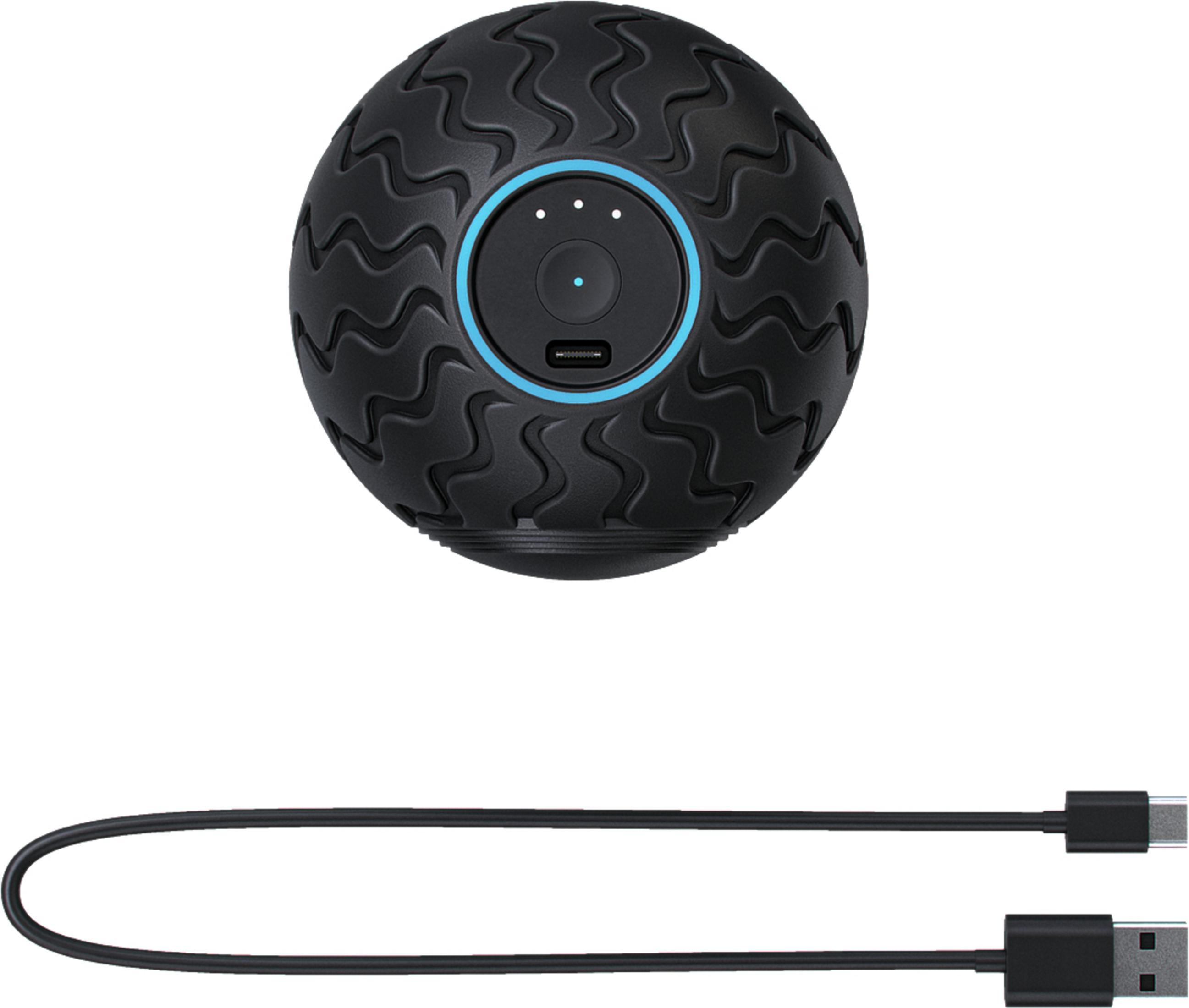 Pelota de masaje negra con un anillo azul alrededor del centro. Cable USB adjunto. Fondo blanco.