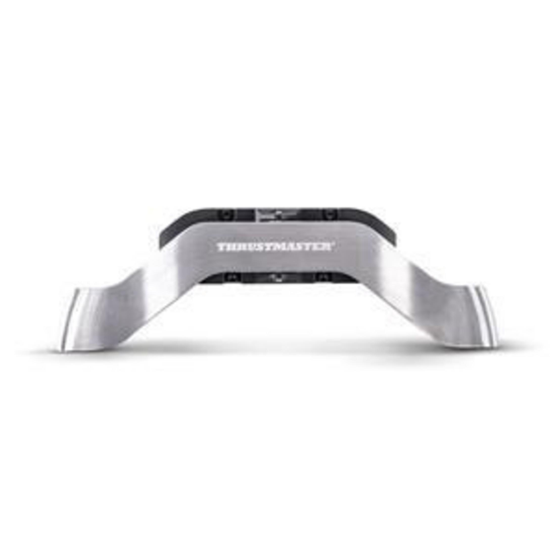 Silberner Gamecontroller, geschwungenes Design, mit dem Markennamen Thrustmaster oben.
