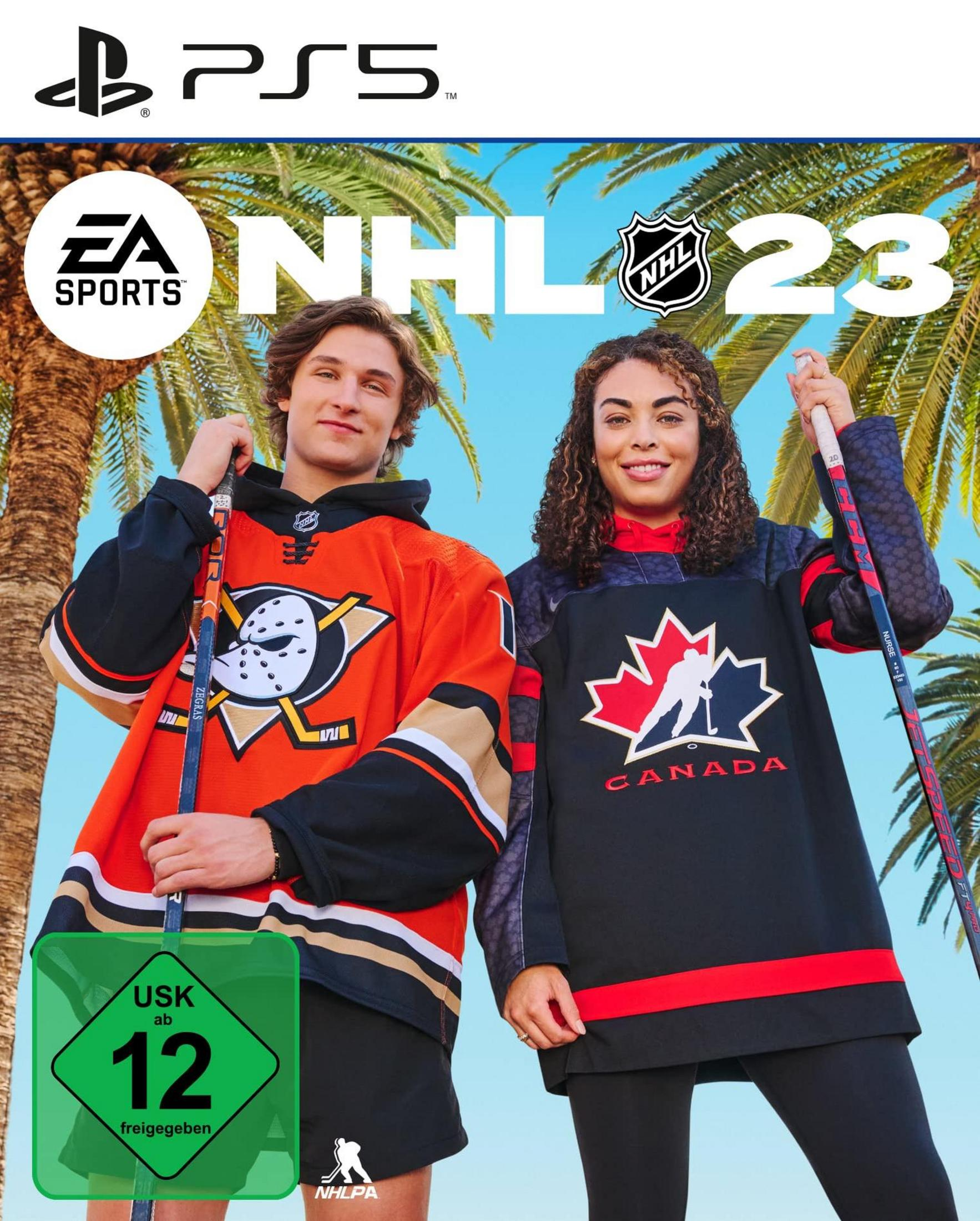 Zwei Personen mit Hockeyschlägern werben für NHL 23. Einer in einem orangen Trikot, der andere in einem schwarzen Trikot.