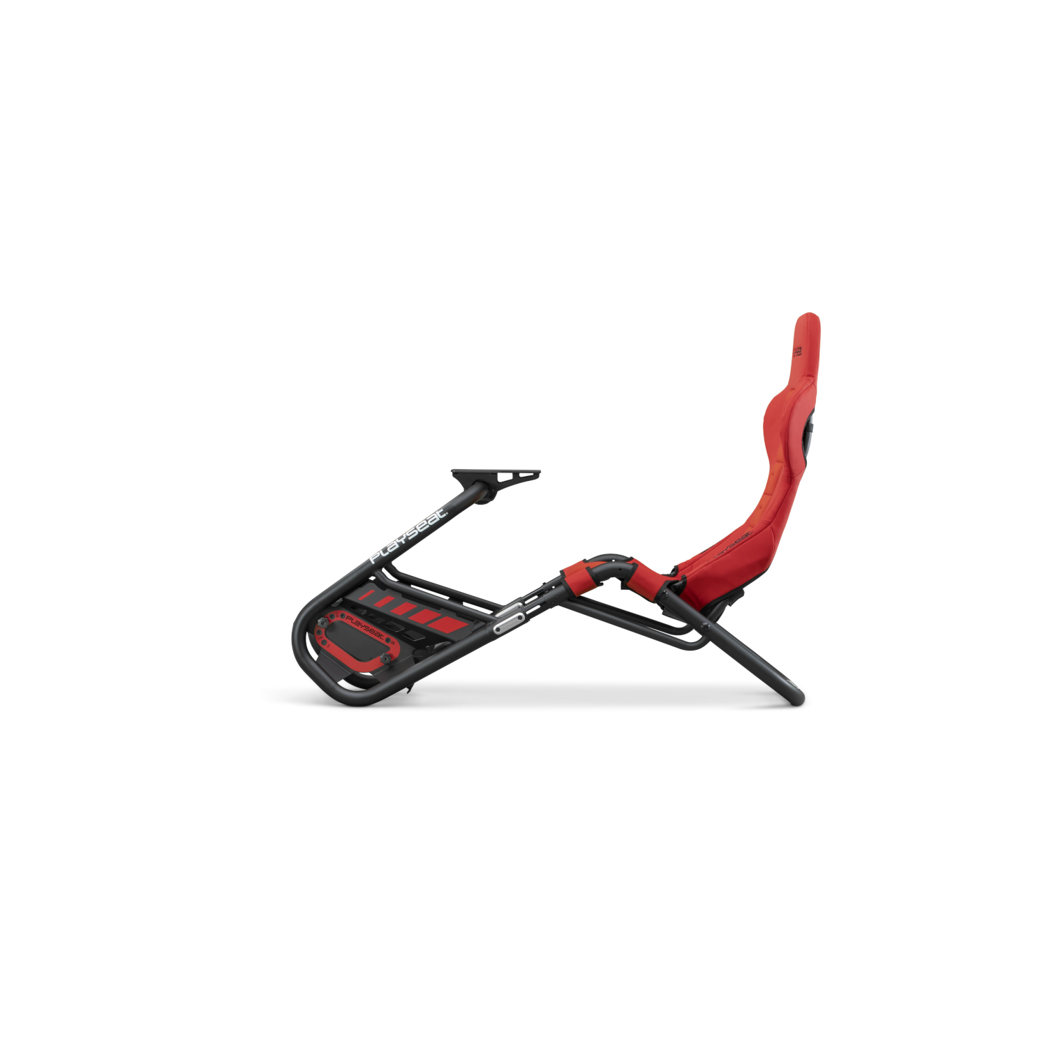 Une chaise de jeu rouge et noire sur fond blanc.