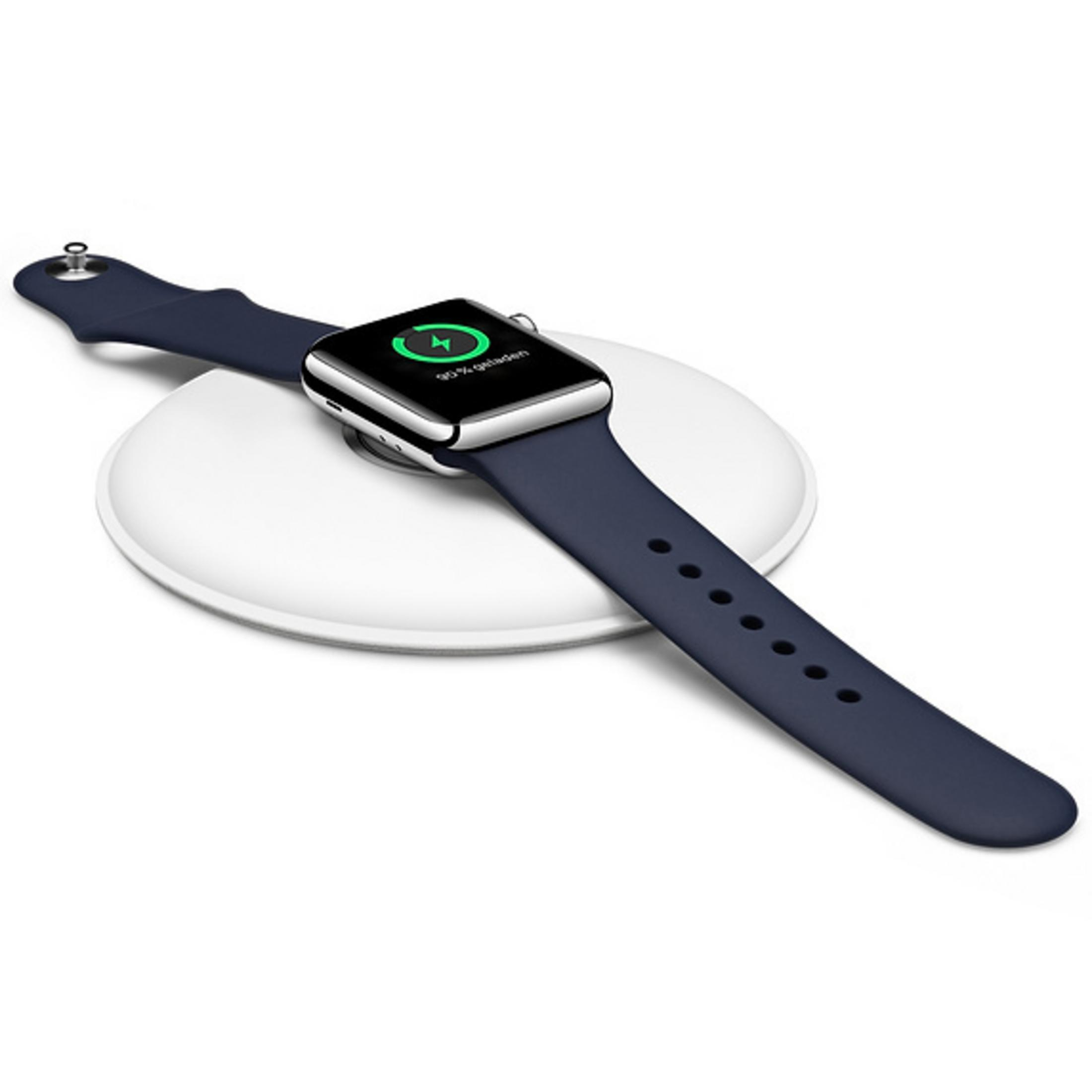 Eine Apple Watch mit blauem Armband auf einer weißen Ladestation. Der Bildschirm zeigt ein Batteriesymbol.