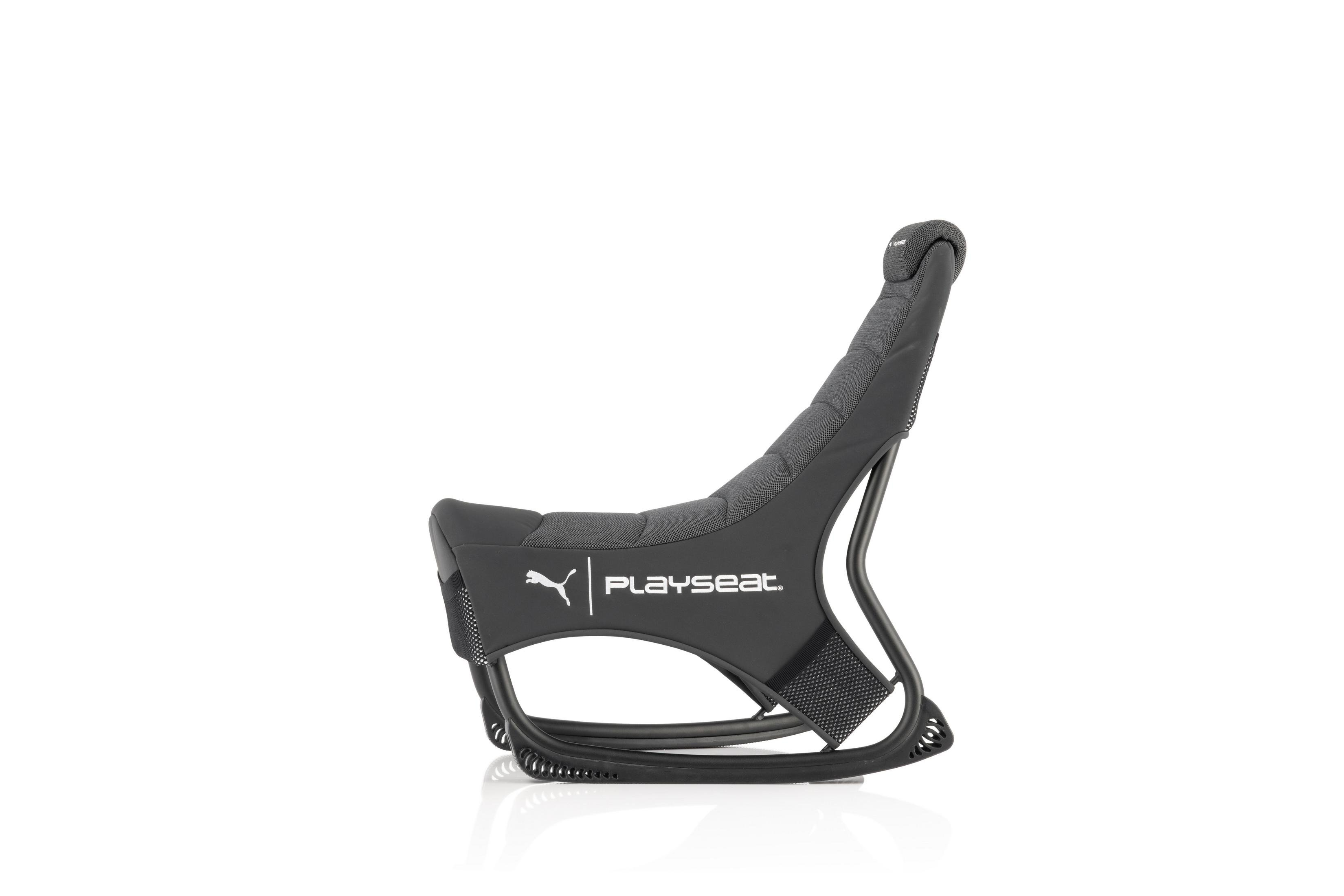 Ein schwarzer Playseat-Gaming-Stuhl. Er steht auf weißem Grund und hat das Puma-Logo.