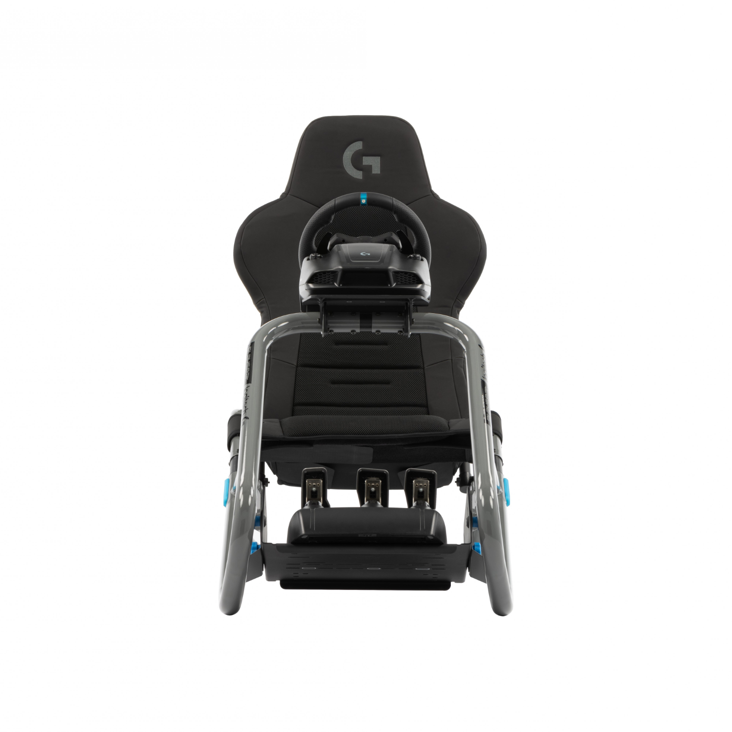 Ein Rennsimulatorstuhl mit Lenkrad, Pedalen und einem Sitz mit dem Logitech-Logo.