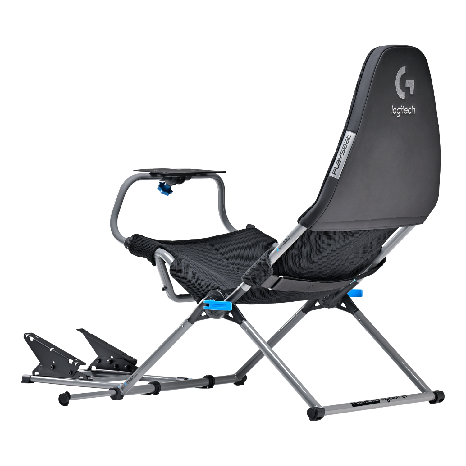 Gaming-Stuhl mit schwarzem Netzrücken und -sitz, silbernem Rahmen, blauen Akzenten und Fußpedalen.