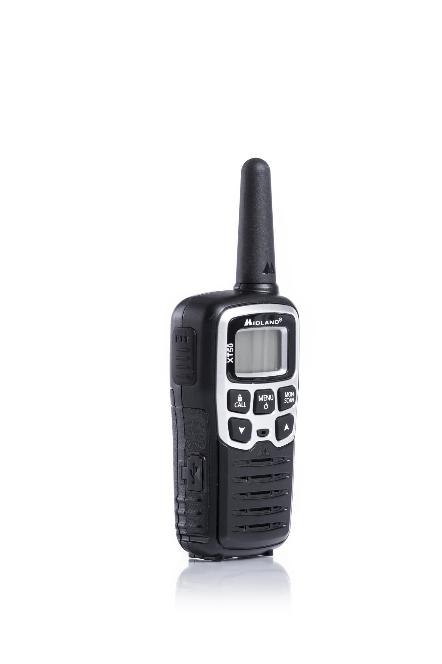 Schwarzes Walkie-Talkie mit silbernem Bedienfeld und hoher Antenne auf weißem Hintergrund.