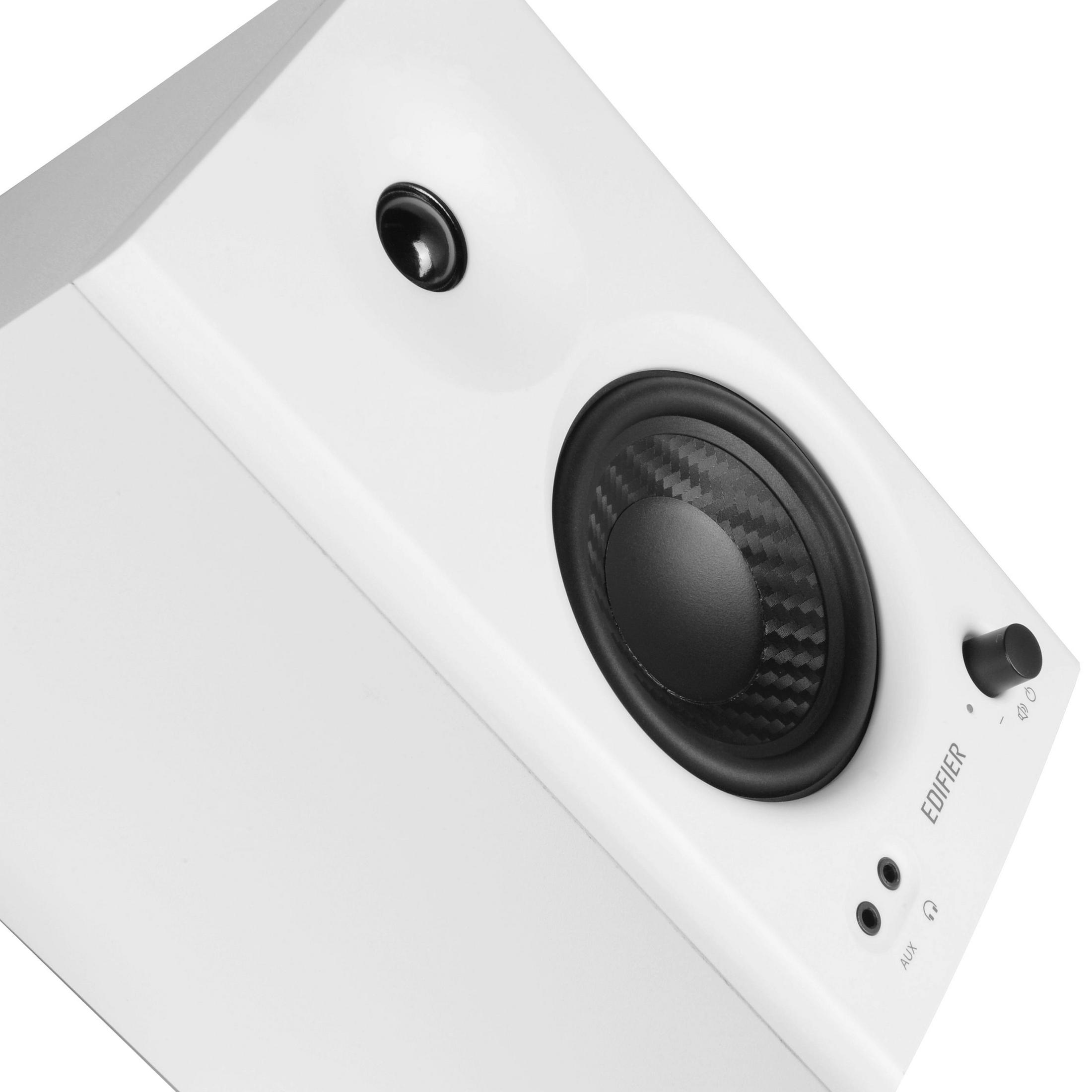 Biały głośnik z czarnym stożkiem głośnika, pokrętłem i portami aux i zasilania.