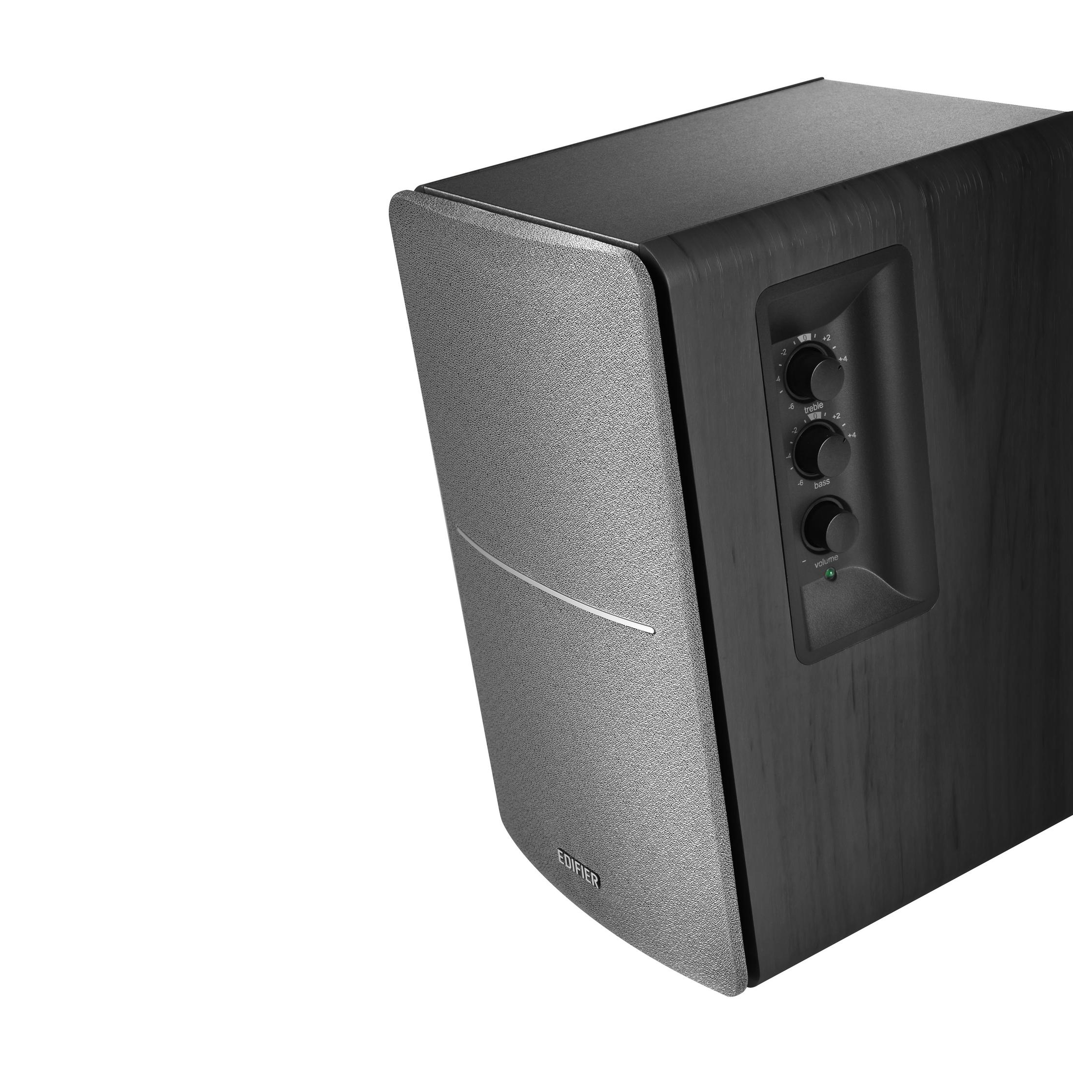 Czarny i szary głośnik. Głośnik posiada regulację głośności i basów. Białe tło.