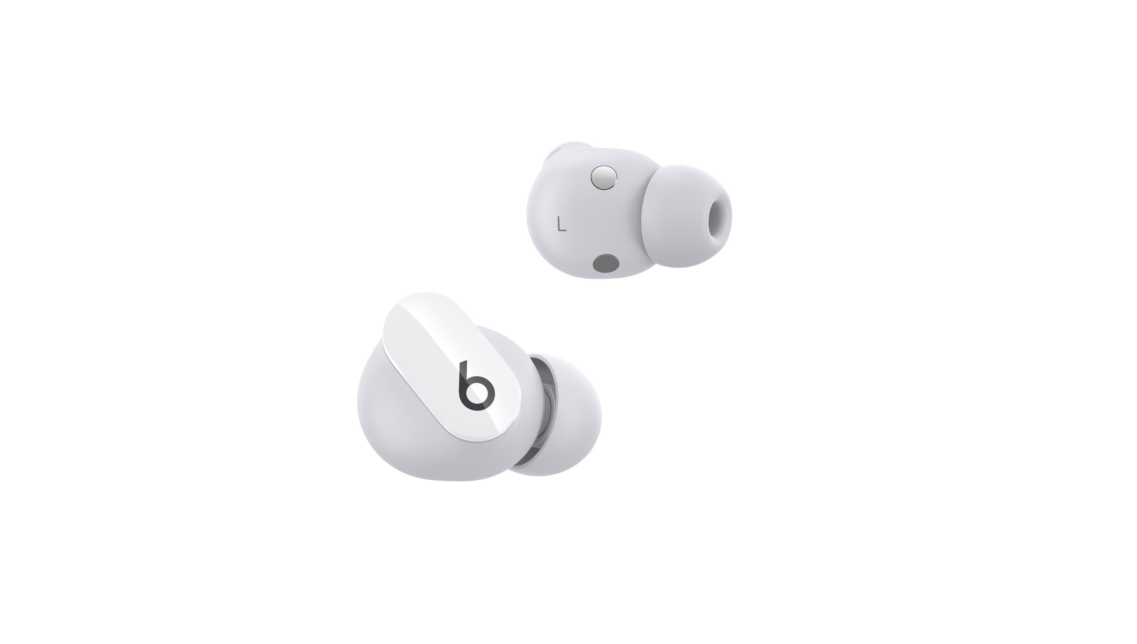 Dwie jasno szare bezprzewodowe słuchawki na białym tle. Jedna jest w uchu, druga nie.