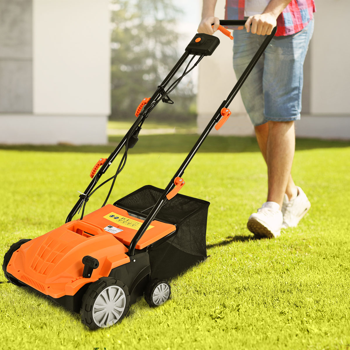 Person mäht einen grünen Rasen mit einem orangen Rasenmäher. Der Rasen ist kurz geschnitten.