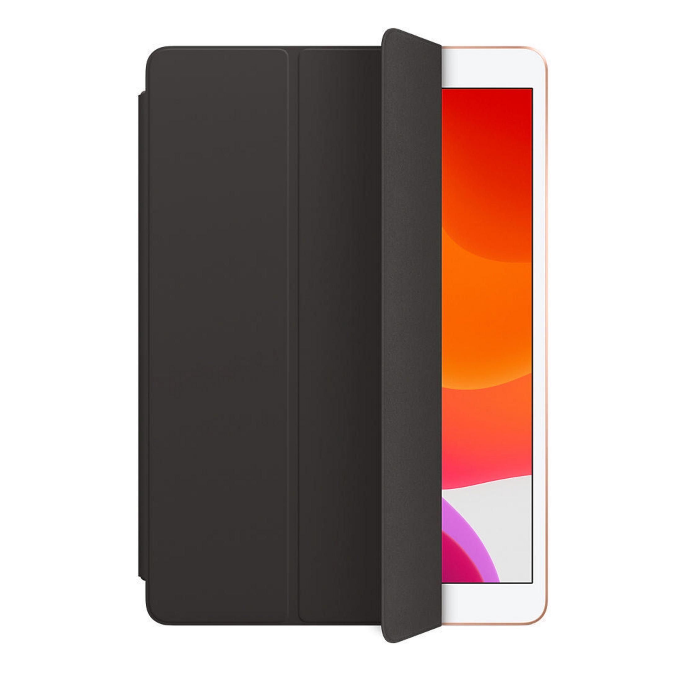 Schwarze Tablet-Hülle mit geöffneter Abdeckung, die ein iPad mit farbenfrohem Bildschirm zeigt.