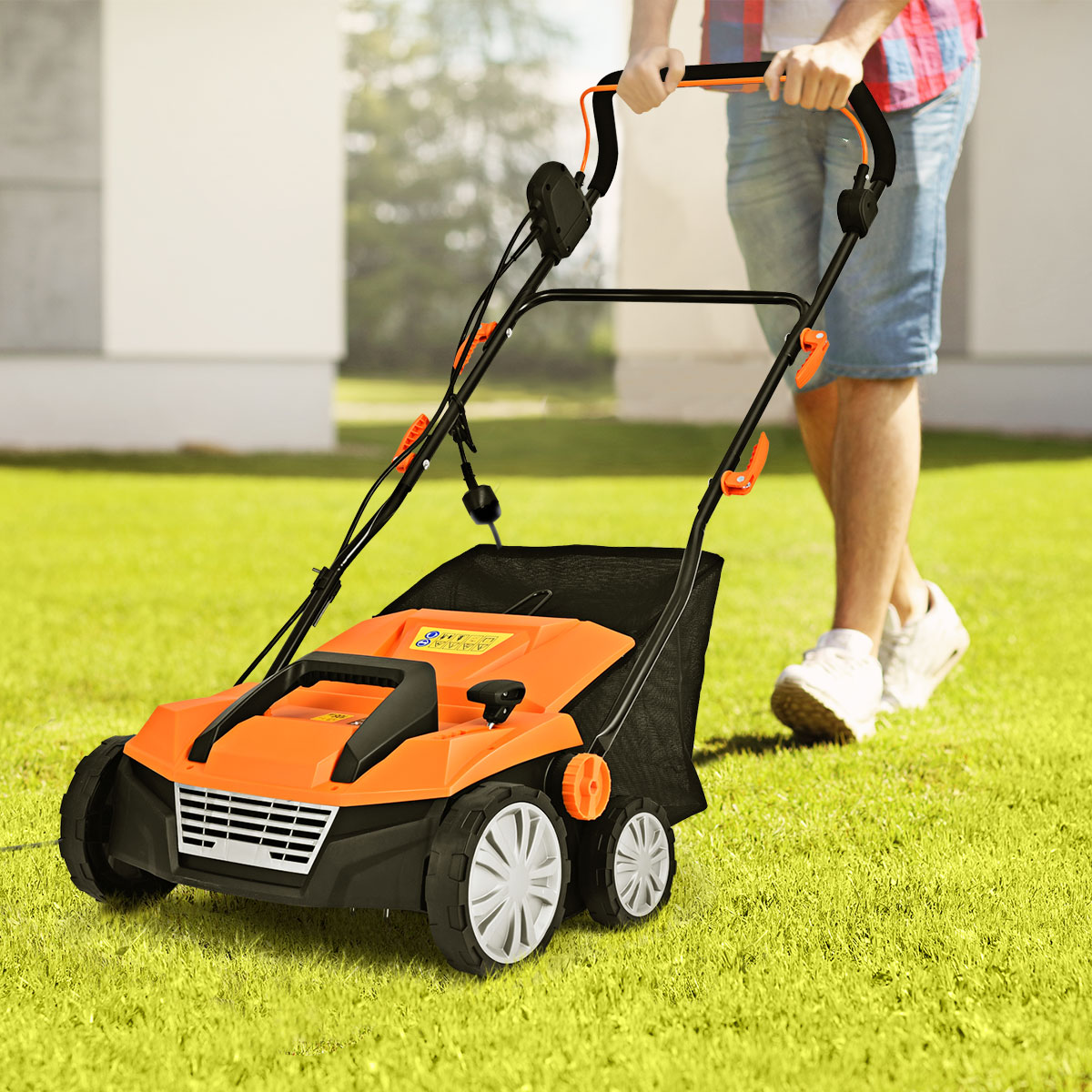 Ein Mann mäht den Rasen mit einem orange-schwarzen Rasenmäher auf grünem Rasen.