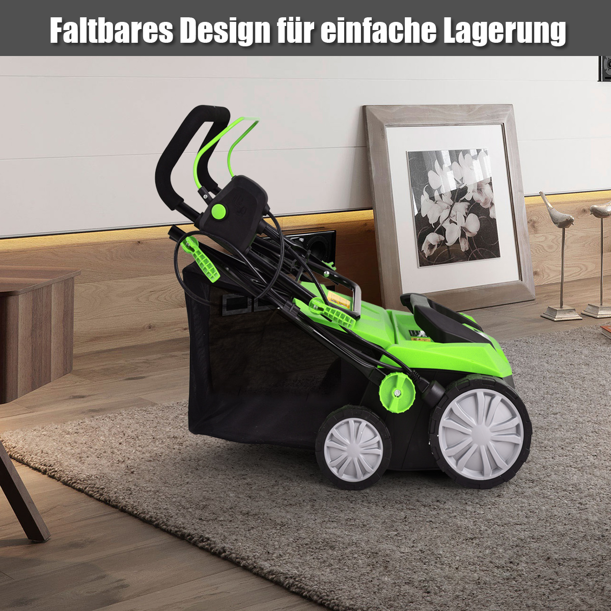Grüner und schwarzer Rasenmäher. Er ist faltbar und hat einen schwarzen Grasfangsack. Auf einem grauen Teppich platziert.