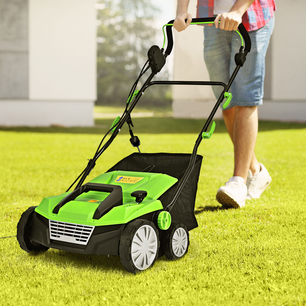 Eine Person mäht Gras mit einem grün-schwarzen Rasenmäher auf einem grünen Rasen.