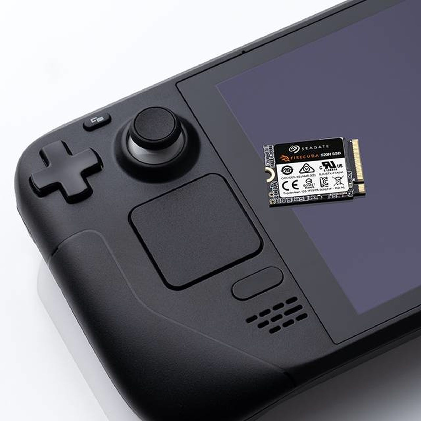 Czarne urządzenie do gier przenośnych z czarnym dyskiem SSD. Widoczne przyciski i joystick.