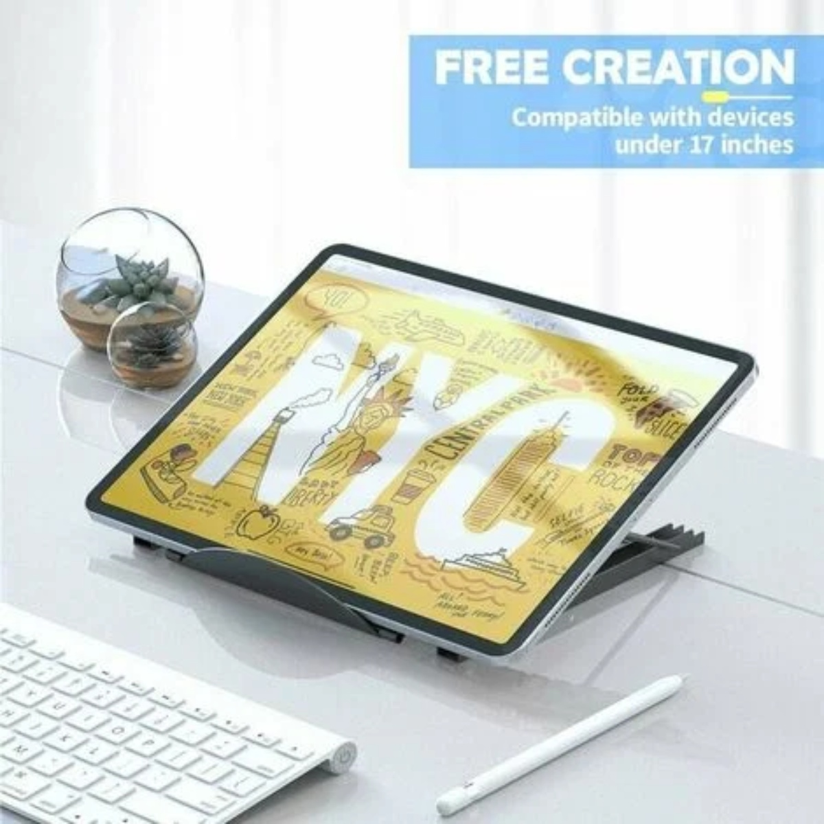 Ein Tablet auf einem Ständer mit einer Zeichnung, sowie Tastatur und Stift auf dem Schreibtisch.