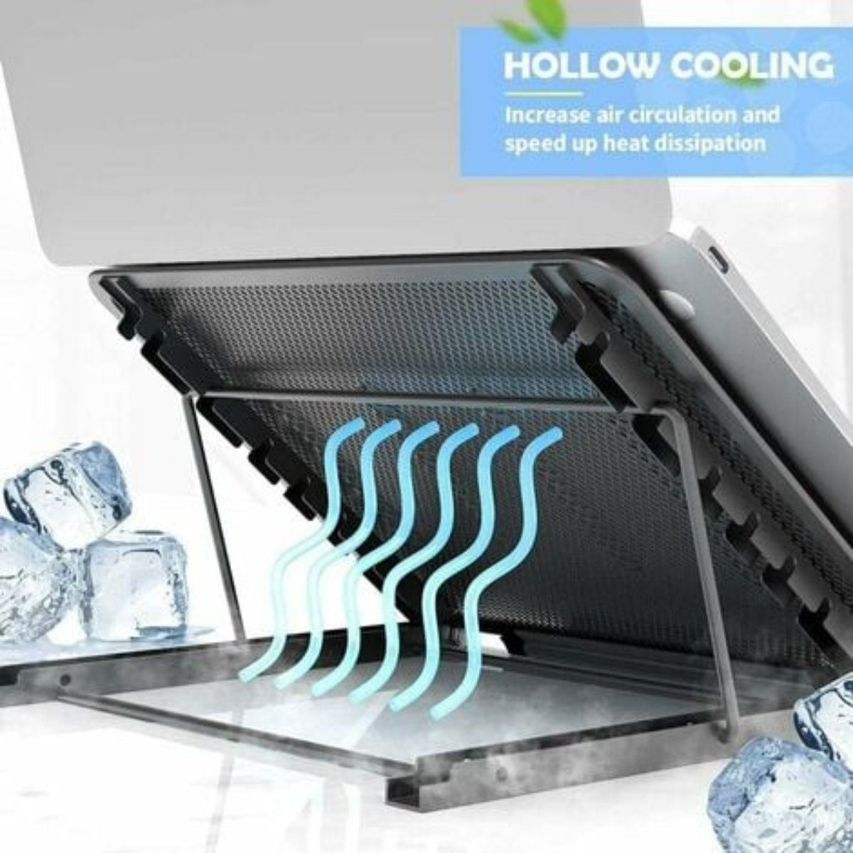 Laptop-Kühlpad mit Laptop darauf, umgeben von Eiswürfeln.
